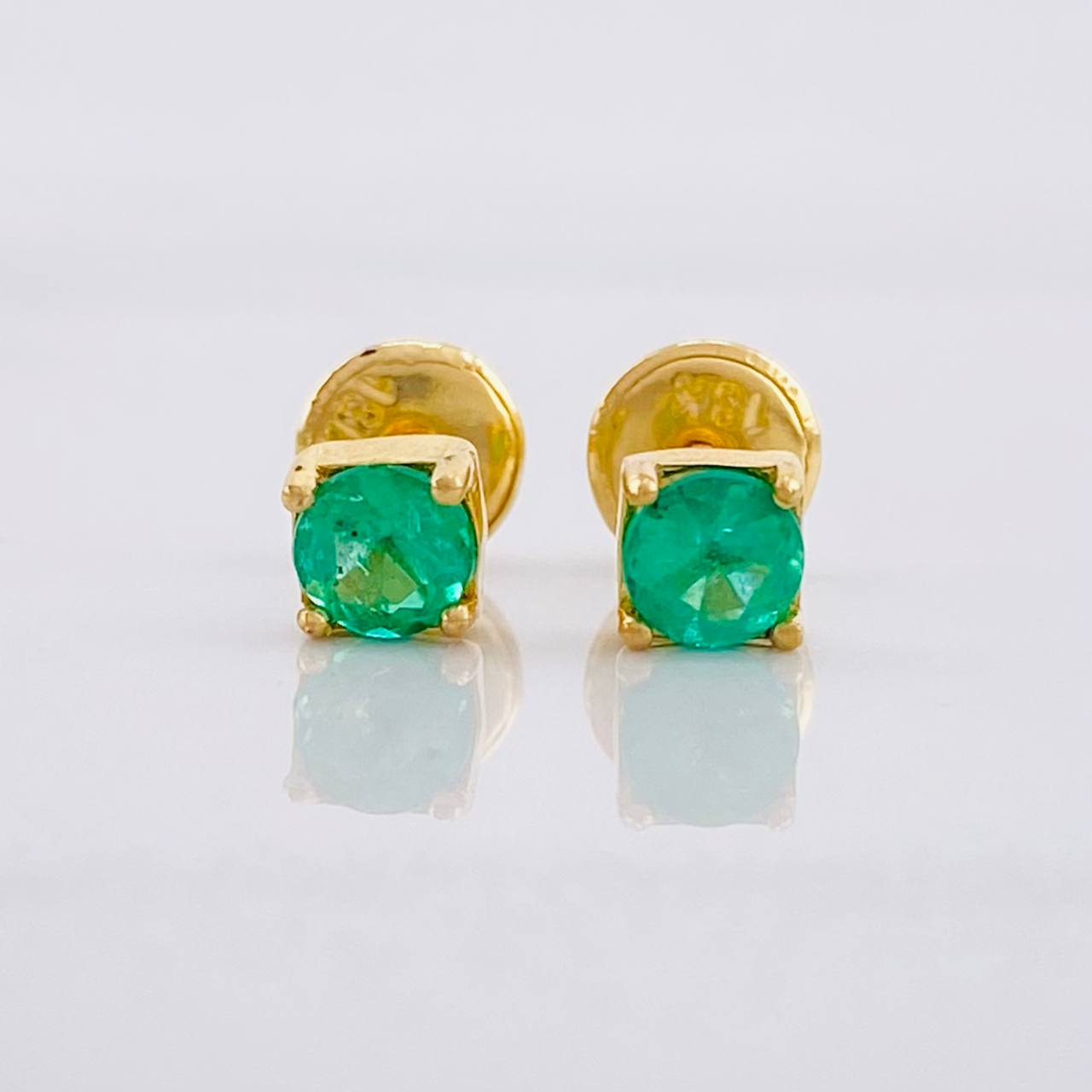 Topos Cuatro Garras Esmeralda 47pts 0.7g / in / 4.2mm Oro Amarillo 18K