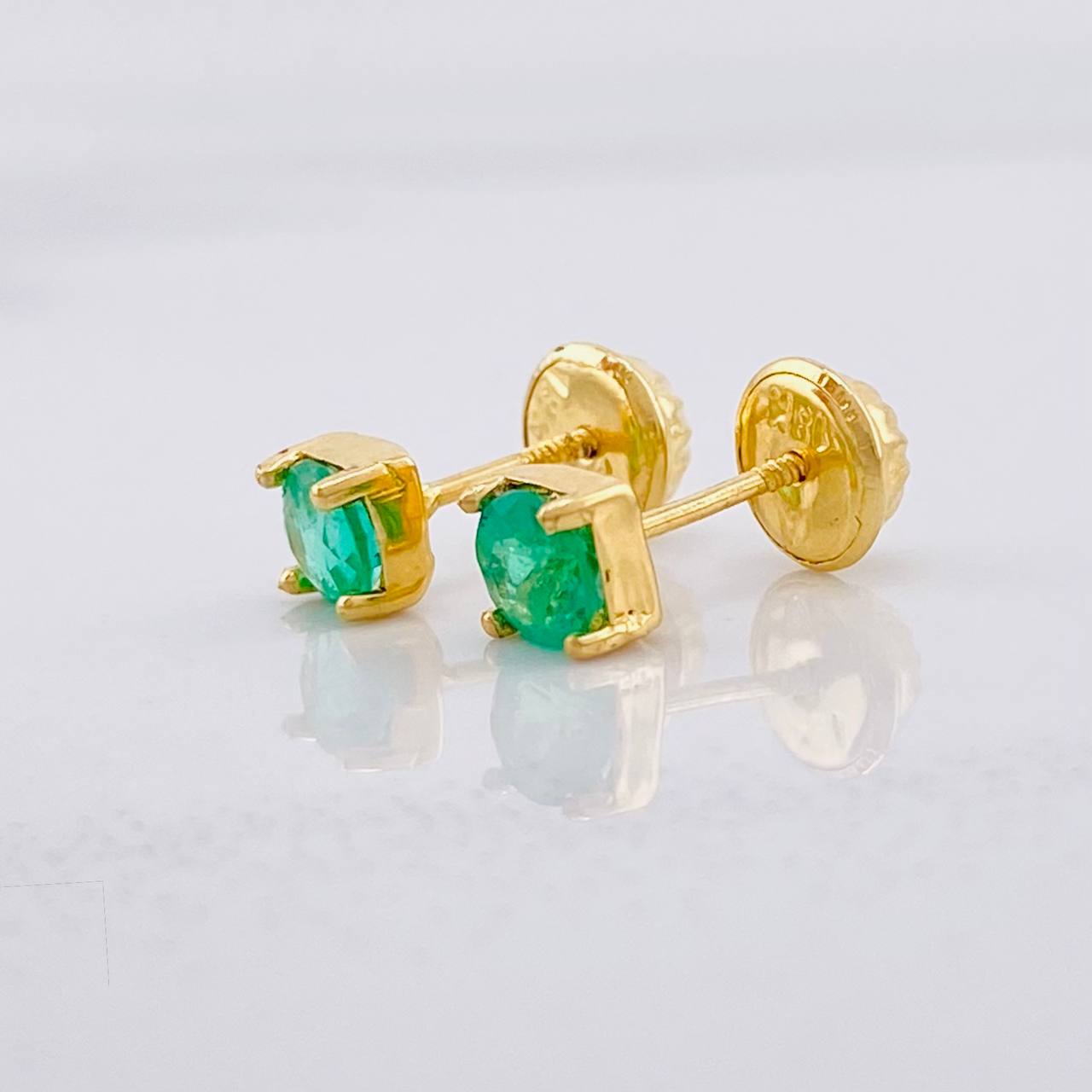 Topos Cuatro Garras Esmeralda 47pts 0.7g / in / 4.2mm Oro Amarillo 18K