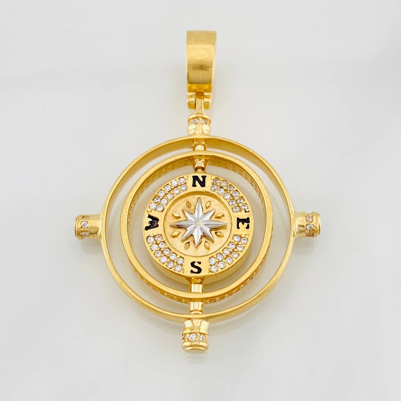 Dije Brujula 16g / 2 in Dos Oros Amarillo Blanco 18K