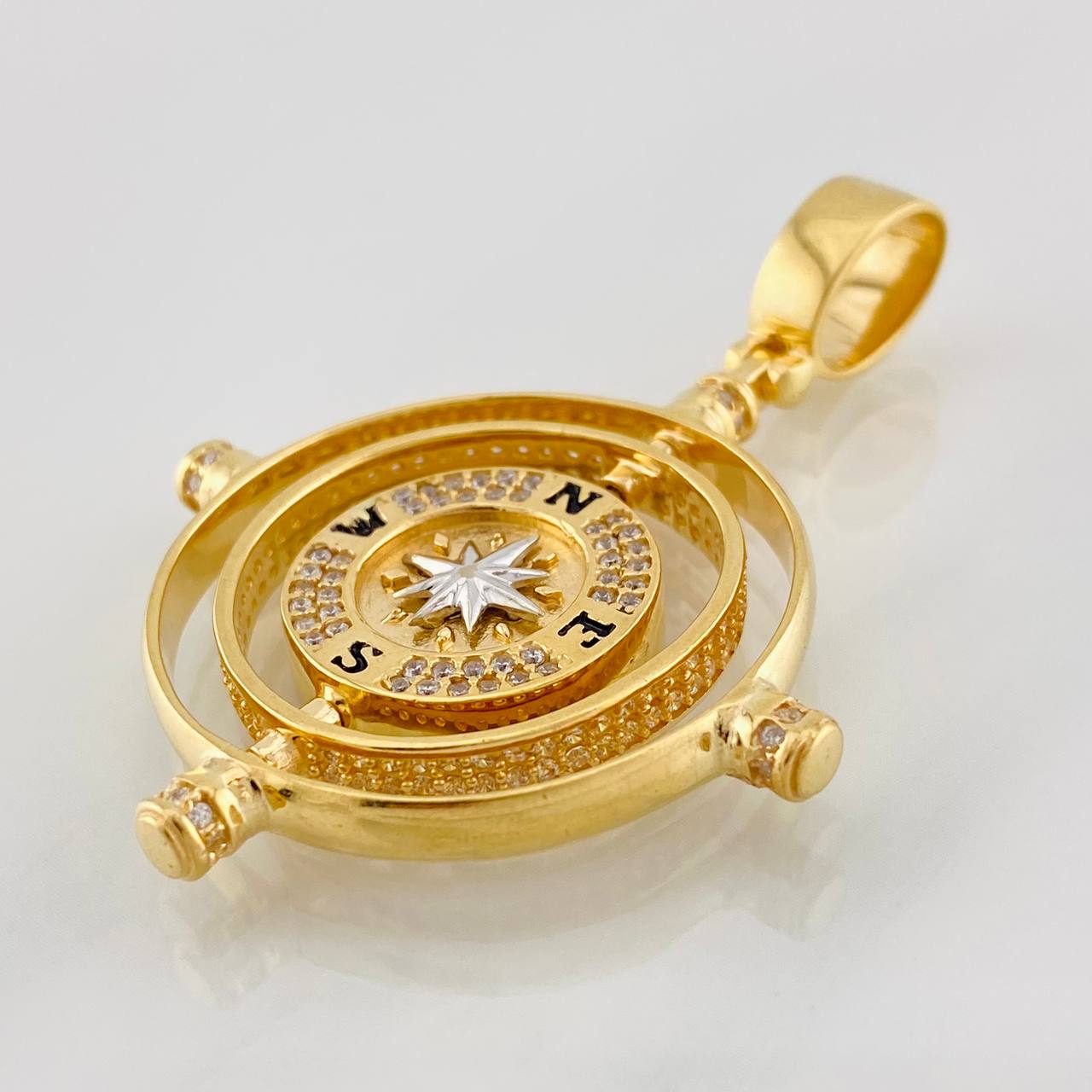 Dije Brujula 16g / 2 in Dos Oros Amarillo Blanco 18K