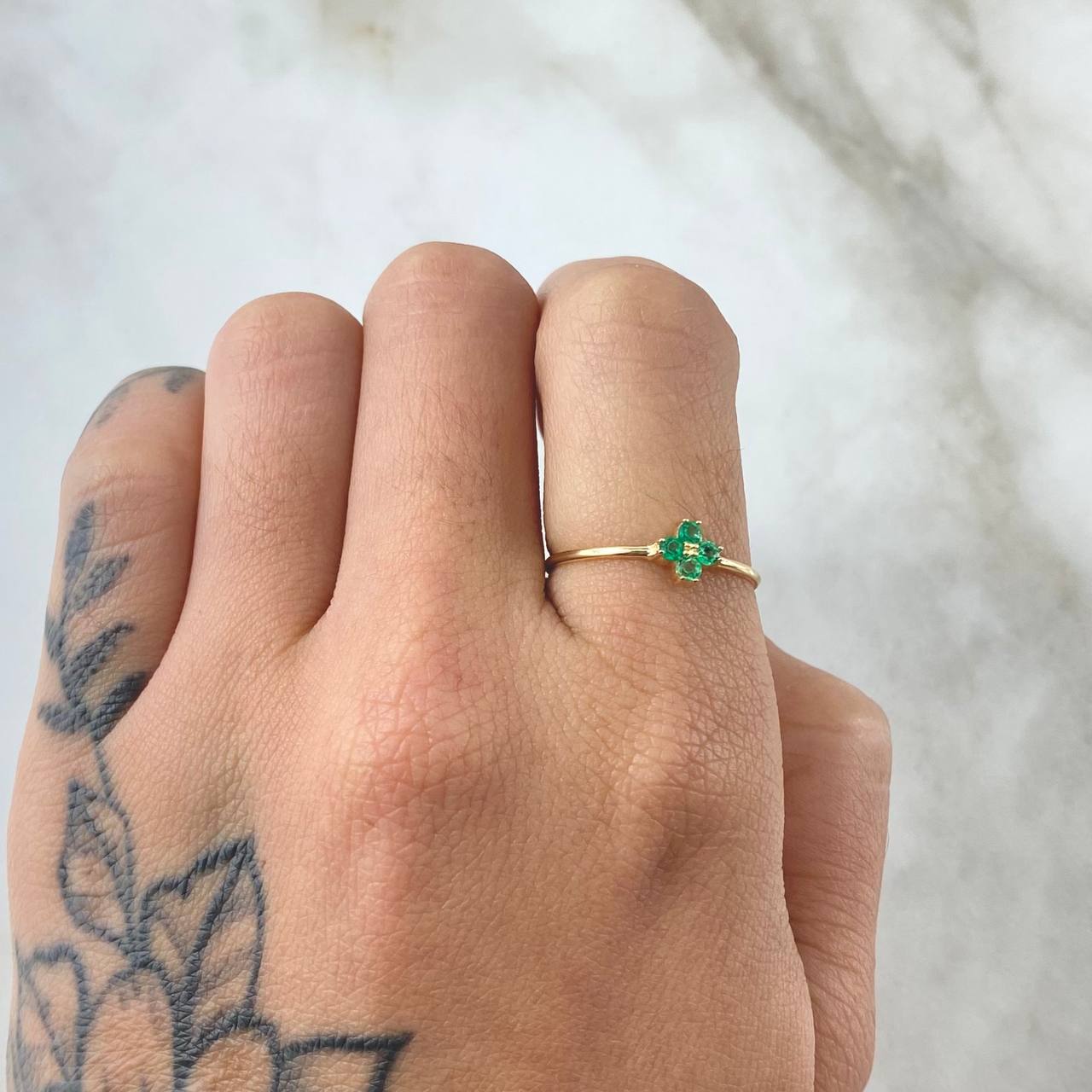 Floral Emerald Ring 13pts 0.95gr / Size 7 1/4 / 18K Gold