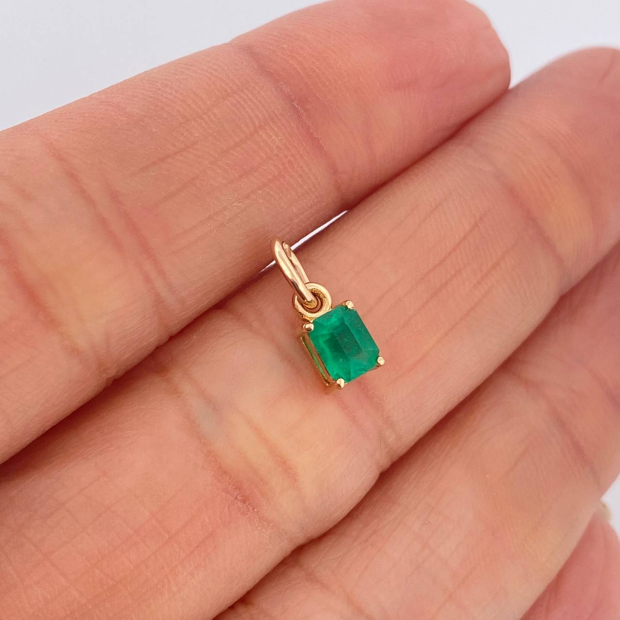 Dije Rectangulo Esmeraldas 60pts 0.5gr / 1/2 in / Oro Amarillo 18K &