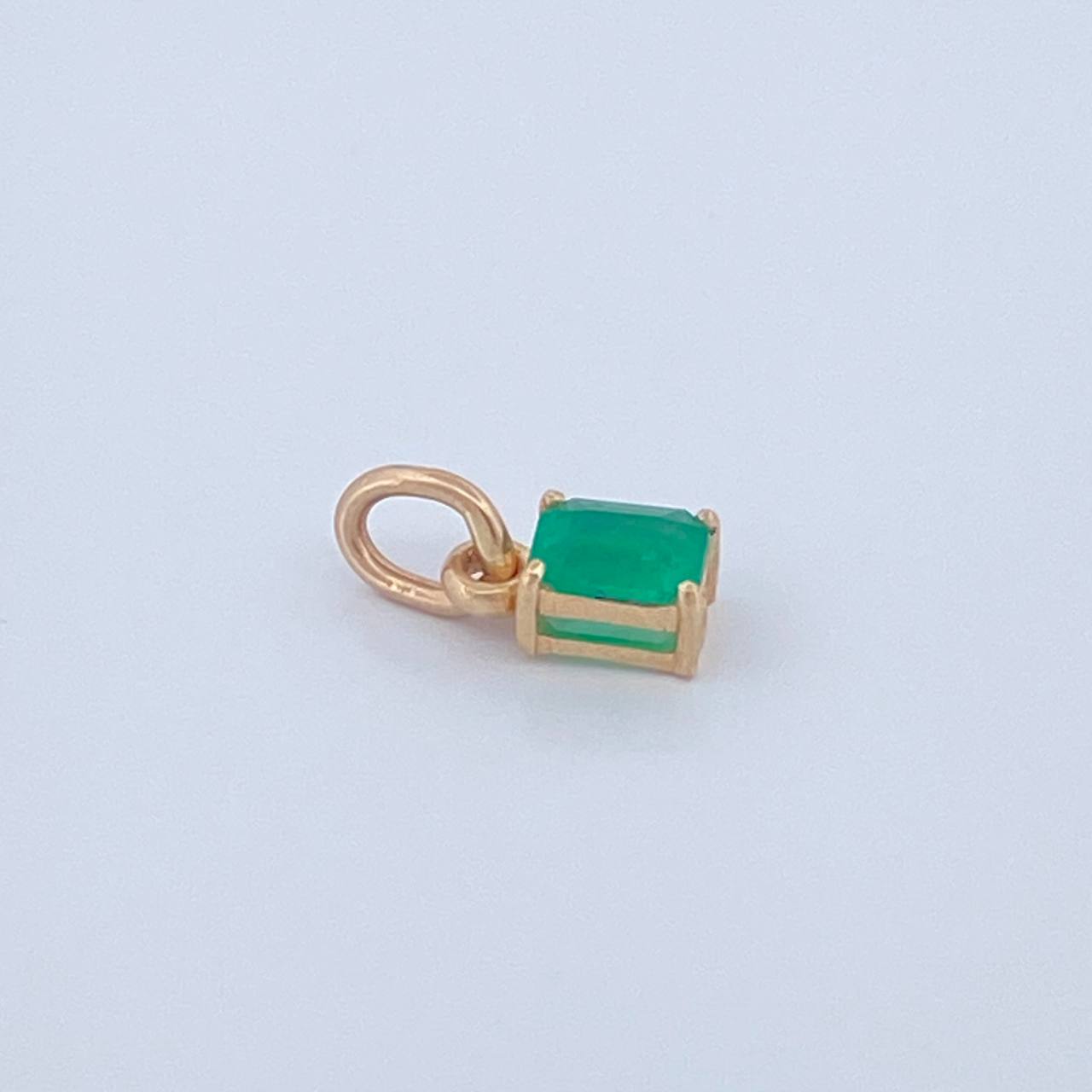 Dije Rectangulo Esmeraldas 60pts 0.5gr / 1/2 in / Oro Amarillo 18K &