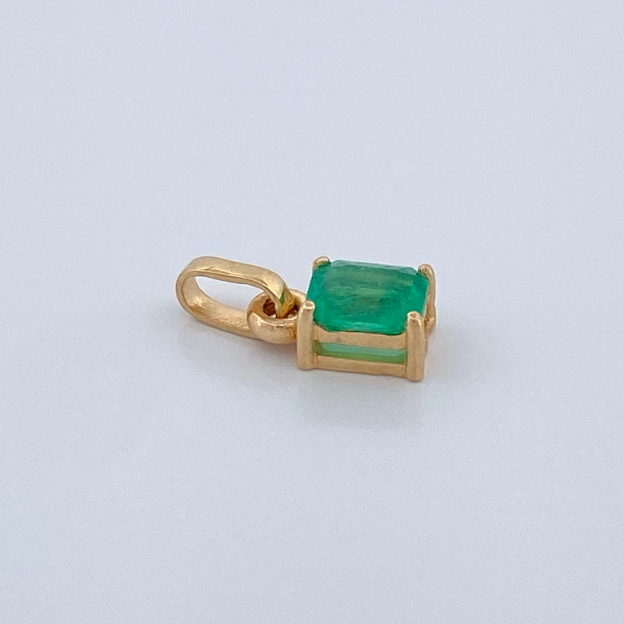Dije Cuadrado Esmeraldas 60pts 0.5gr / 1/2 in / Oro Amarillo 18K &