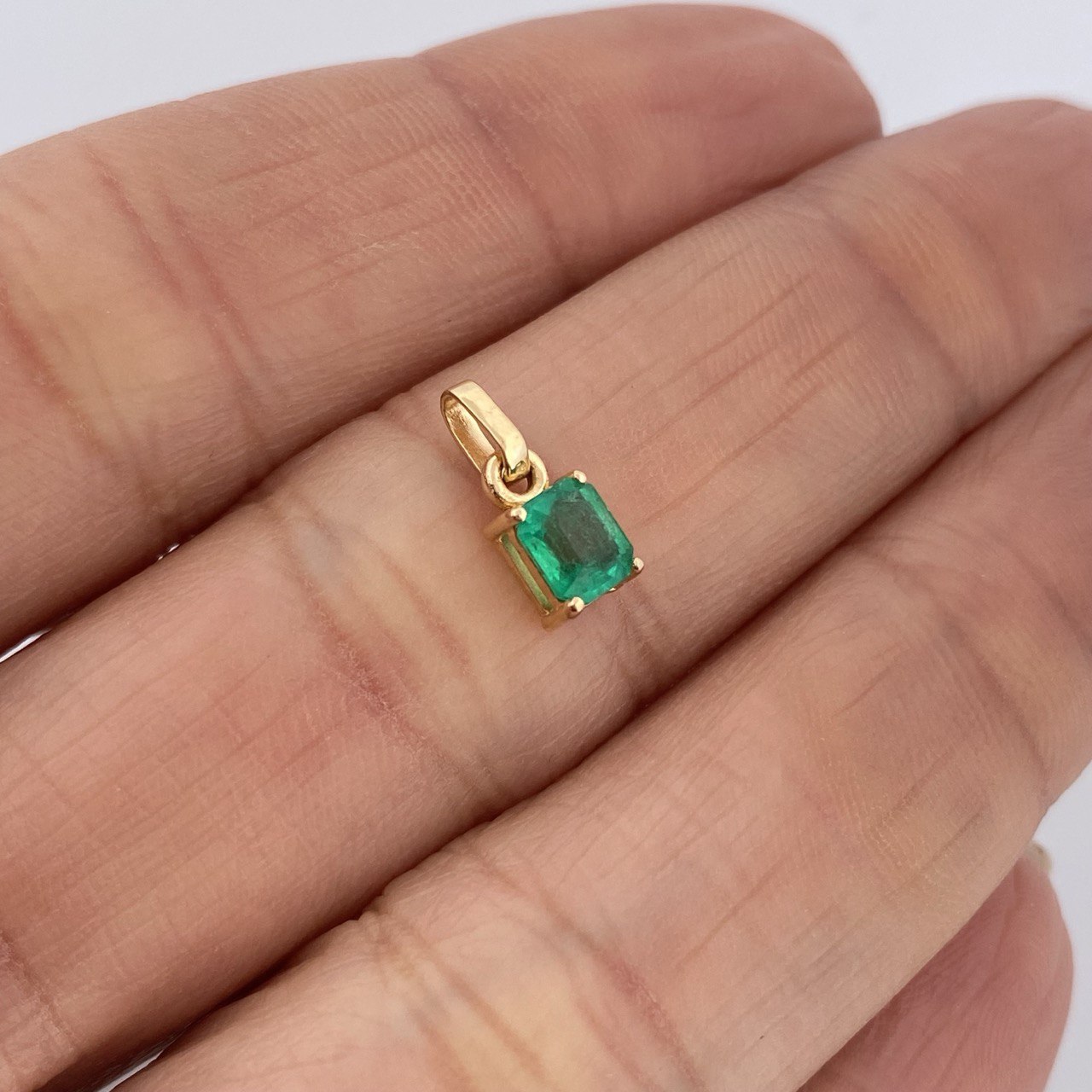 Dije Cuadrado Esmeraldas 60pts 0.5gr / 1/2 in / Oro Amarillo 18K &