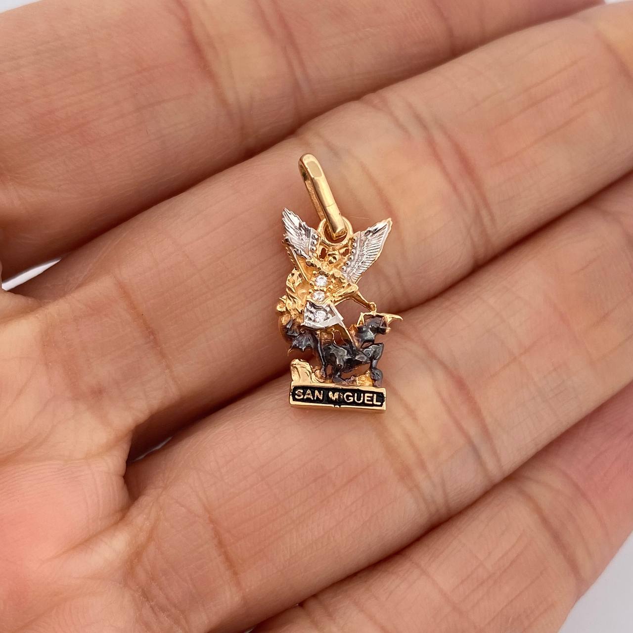 Dije San Miguel Arcangel 1.65gr / 3/4 in / Tres Oros 18K &