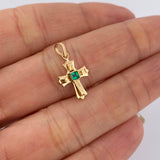 Dije Cruz Plana Esmeralda 0.6pts 0.75gr / 3/4 in / Oro Amarillo 18K &