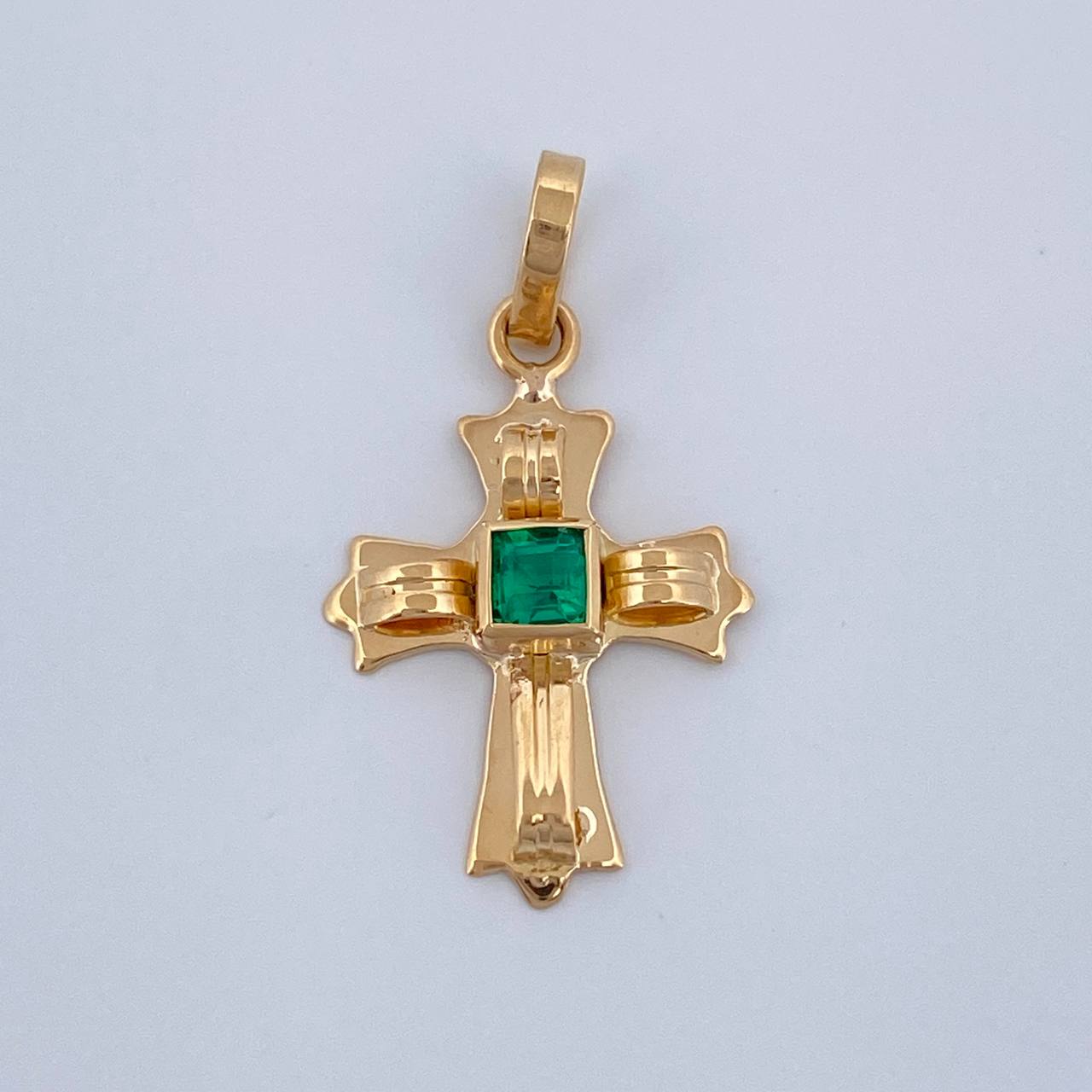 Dije Cruz Plana Esmeralda 0.6pts 0.75gr / 3/4 in / Oro Amarillo 18K &
