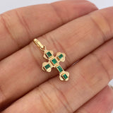 Dije Cruz Plana Esmeraldas 21pts 0.9gr / 3/4 in / Oro Amarillo 18K &