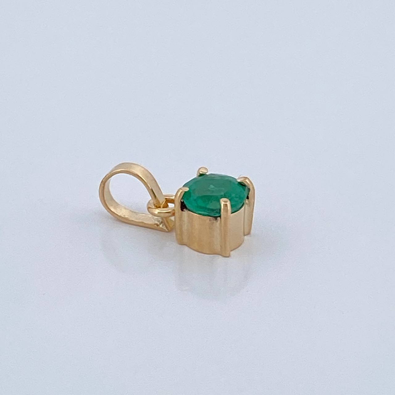 Dije Redondo Esmeralda 31pts 0.45gr / 1/2 in / Oro Amarillo 18K &