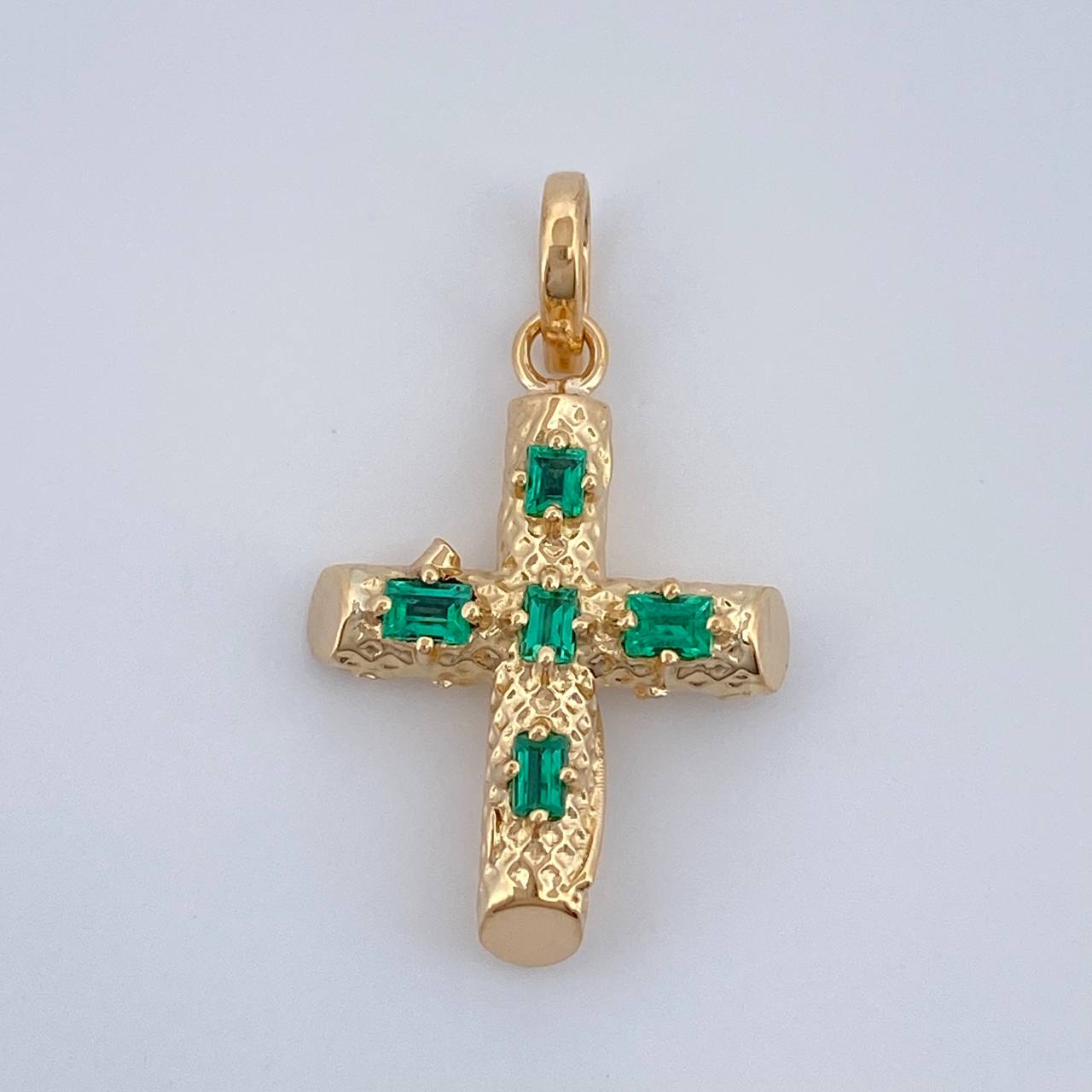 Dije Cruz Tronco Esmeralda 14pts 1.3gr / 3/4 in / Oro Amarillo 18K &