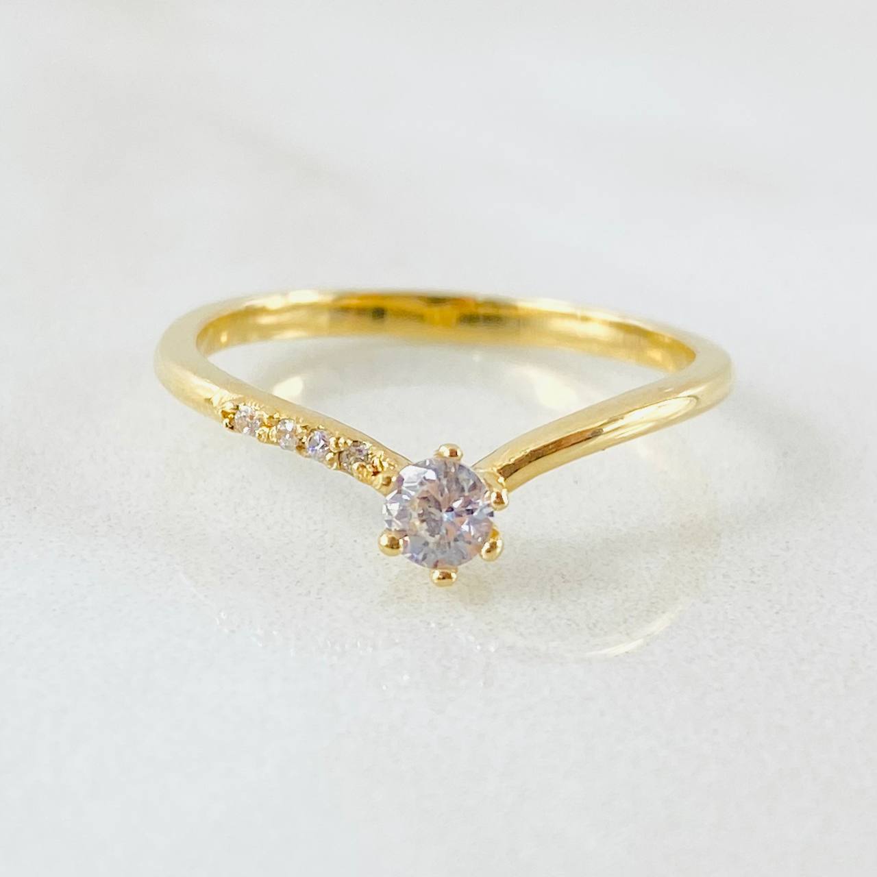 Anillo Solitario Curvo 2.05gr / T7 1/4 / Oro Amarillo 18K ©