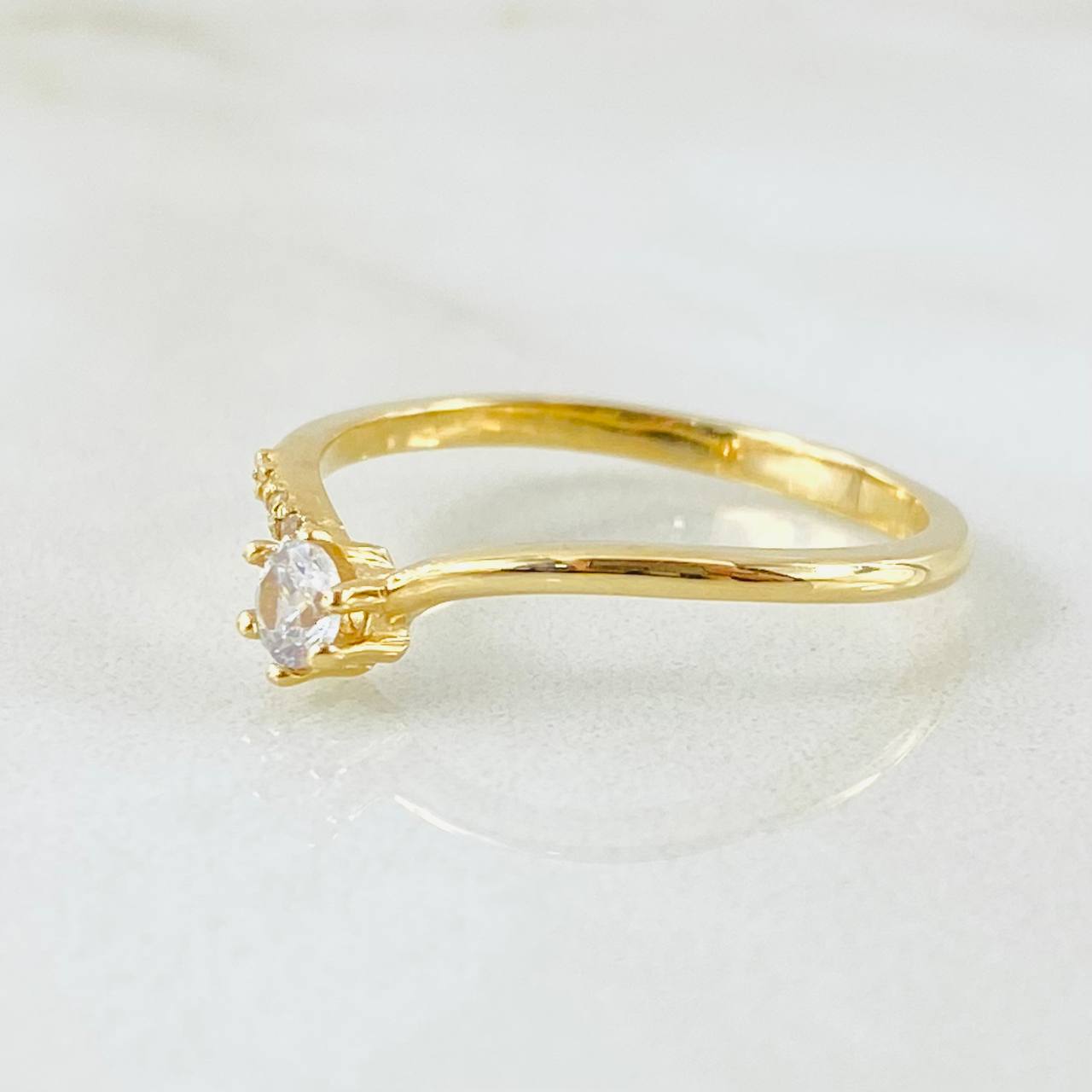 Anillo Solitario Curvo 2.05gr / T7 1/4 / Oro Amarillo 18K ©