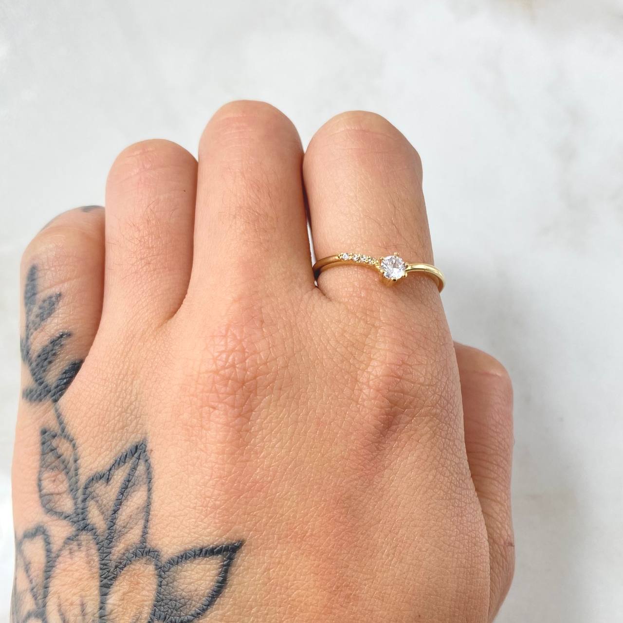 Anillo Solitario Curvo 2.05gr / T7 1/4 / Oro Amarillo 18K ©