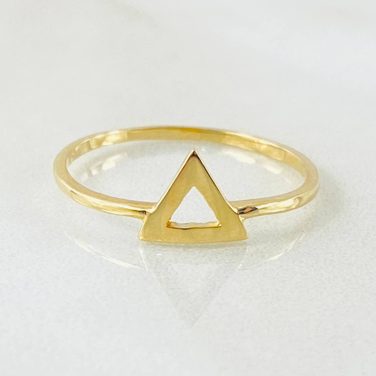 Anillo Silueta Triangulo 1gr / T6 1/2 / Oro Amarillo 18K ©