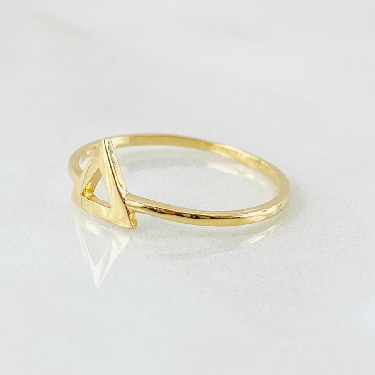 Anillo Silueta Triangulo 1gr / T6 1/2 / Oro Amarillo 18K ©