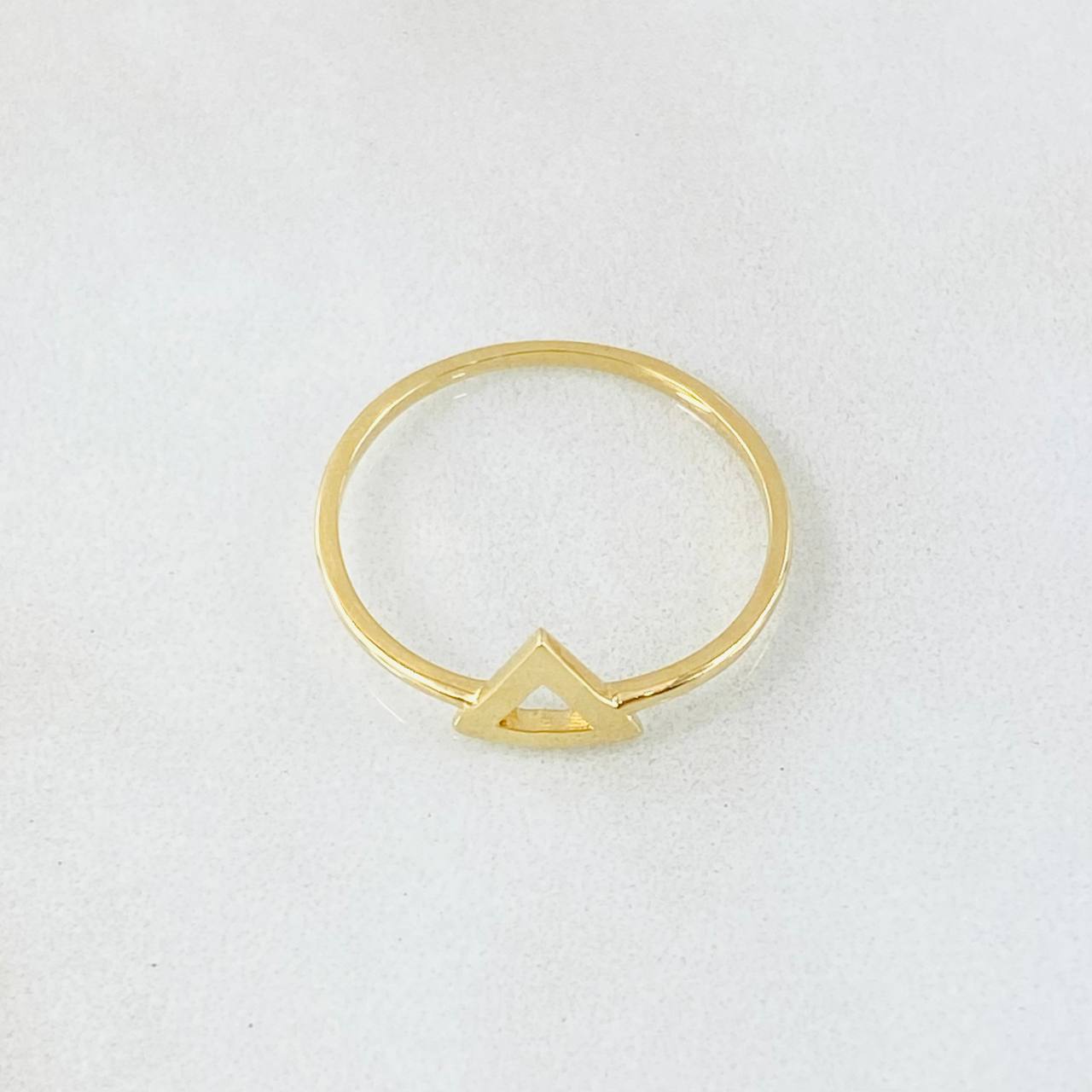 Anillo Silueta Triangulo 1gr / T6 1/2 / Oro Amarillo 18K ©