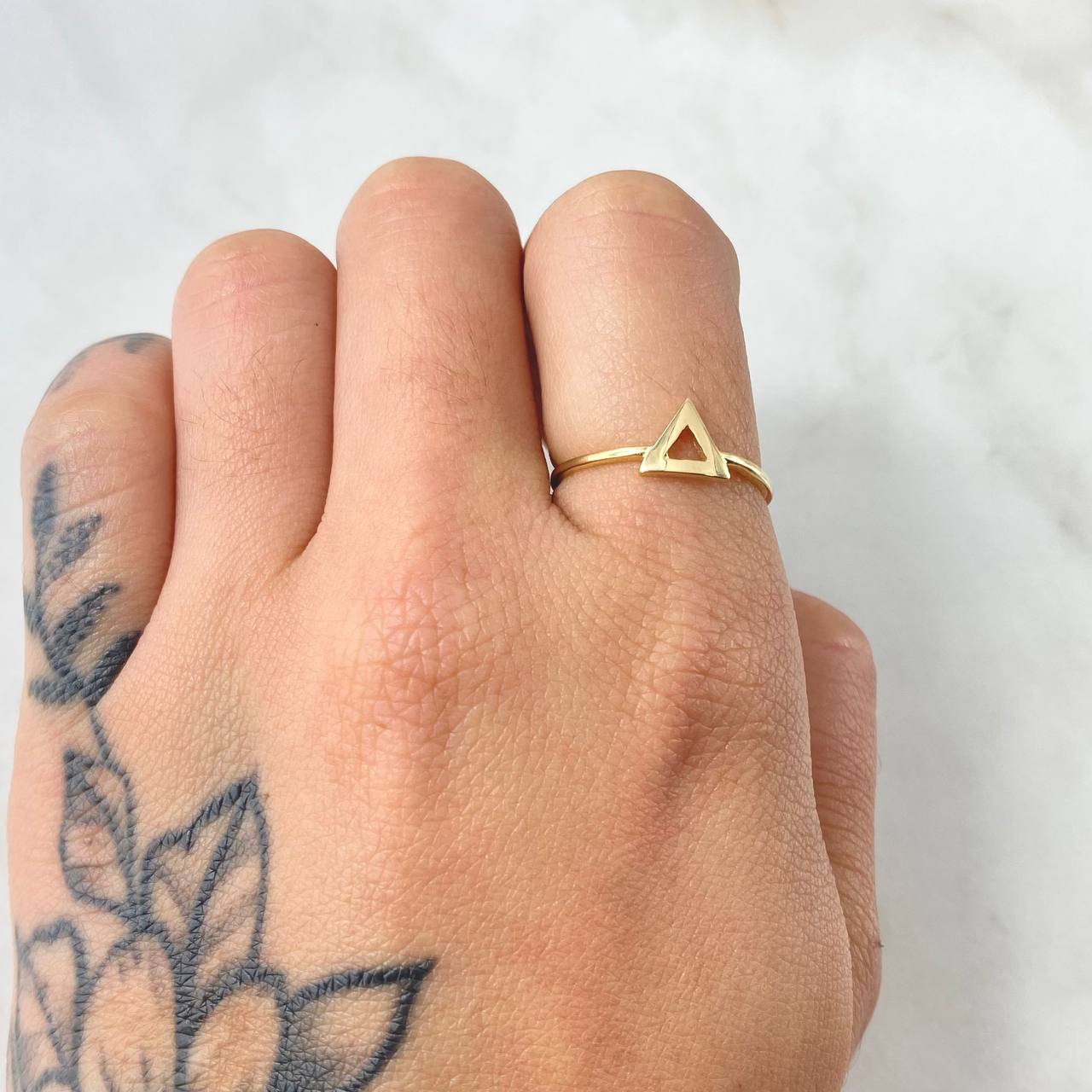 Anillo Silueta Triangulo 1gr / T6 1/2 / Oro Amarillo 18K ©