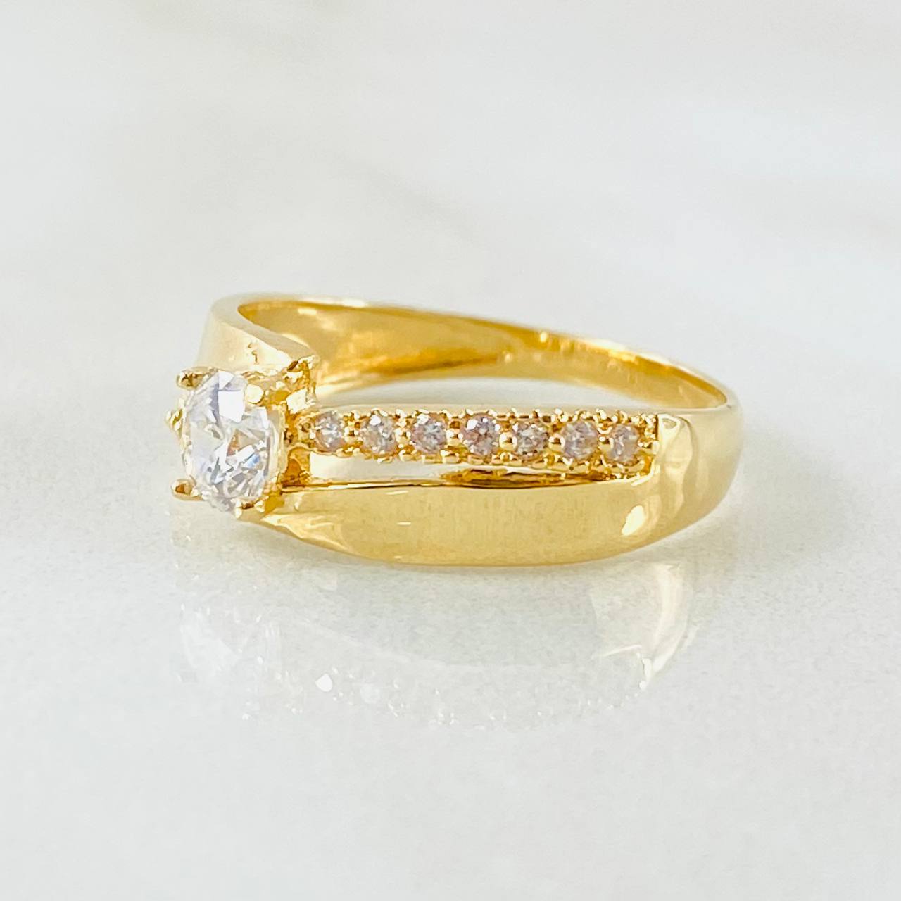 Anillo Solitario Linea Cruzada 2.6gr / T6 / Oro Amarillo 18K