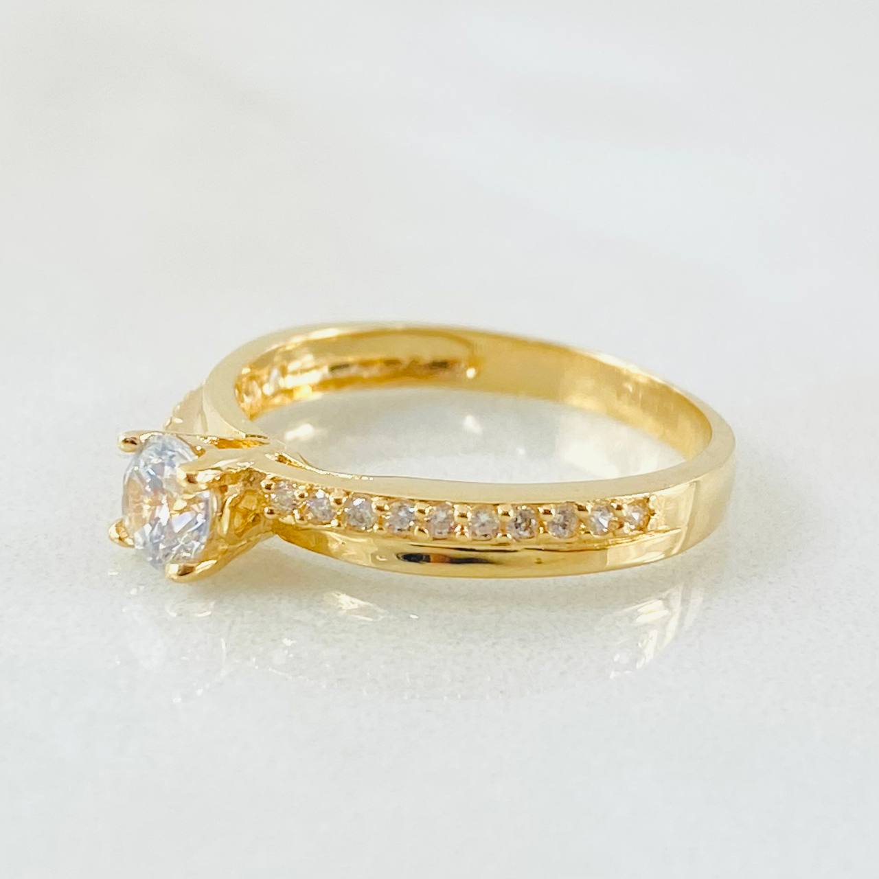 Anillo Solitario Escalera Cruzada 2.25gr / T6 1/4 / Oro Amarillo 18K