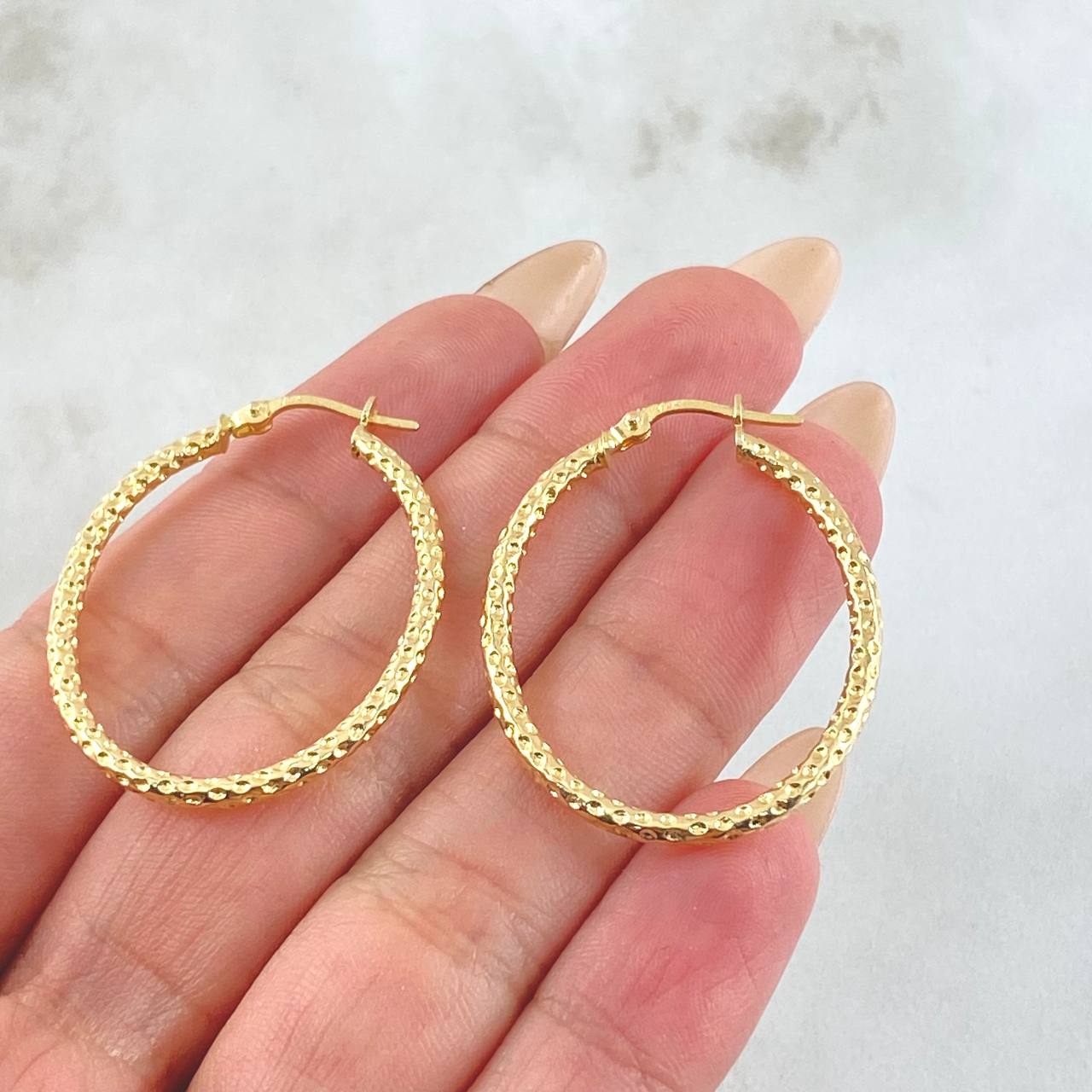 Yian Hoop Earrings 2gr / 1 1/2 in / 18K Gold ©