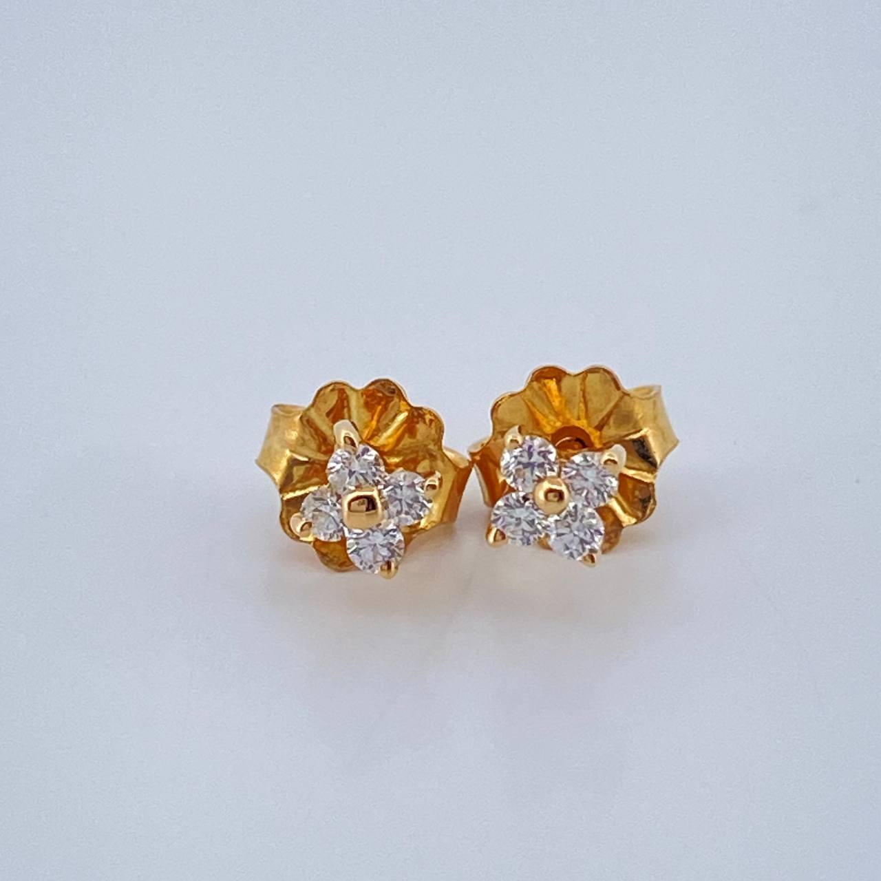 Stud Earrings Flower Diamond 0.65gr / 18K Yellow Gold &