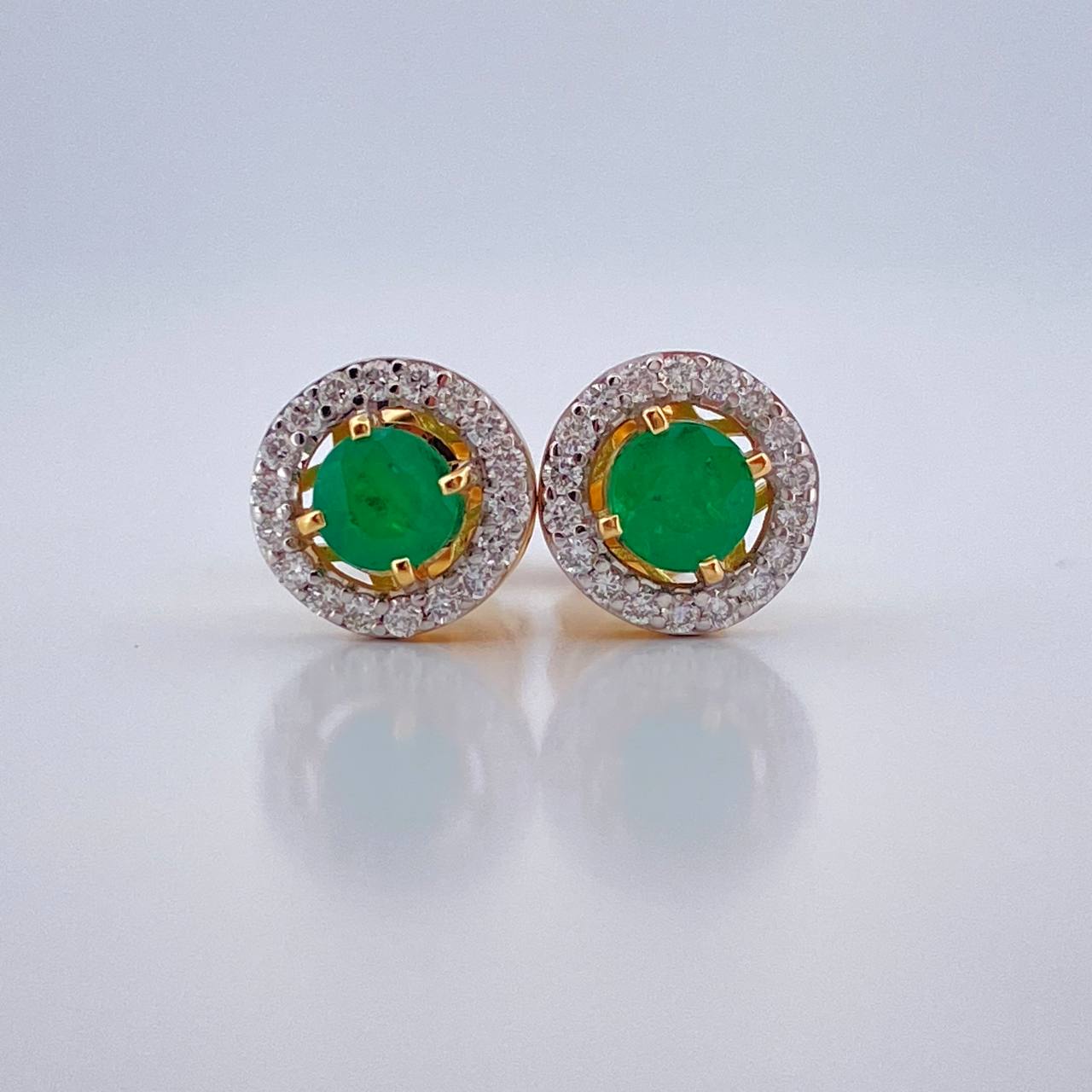 Stud Earrings Halo Circle Emerald 1.9gr / 18K Gold