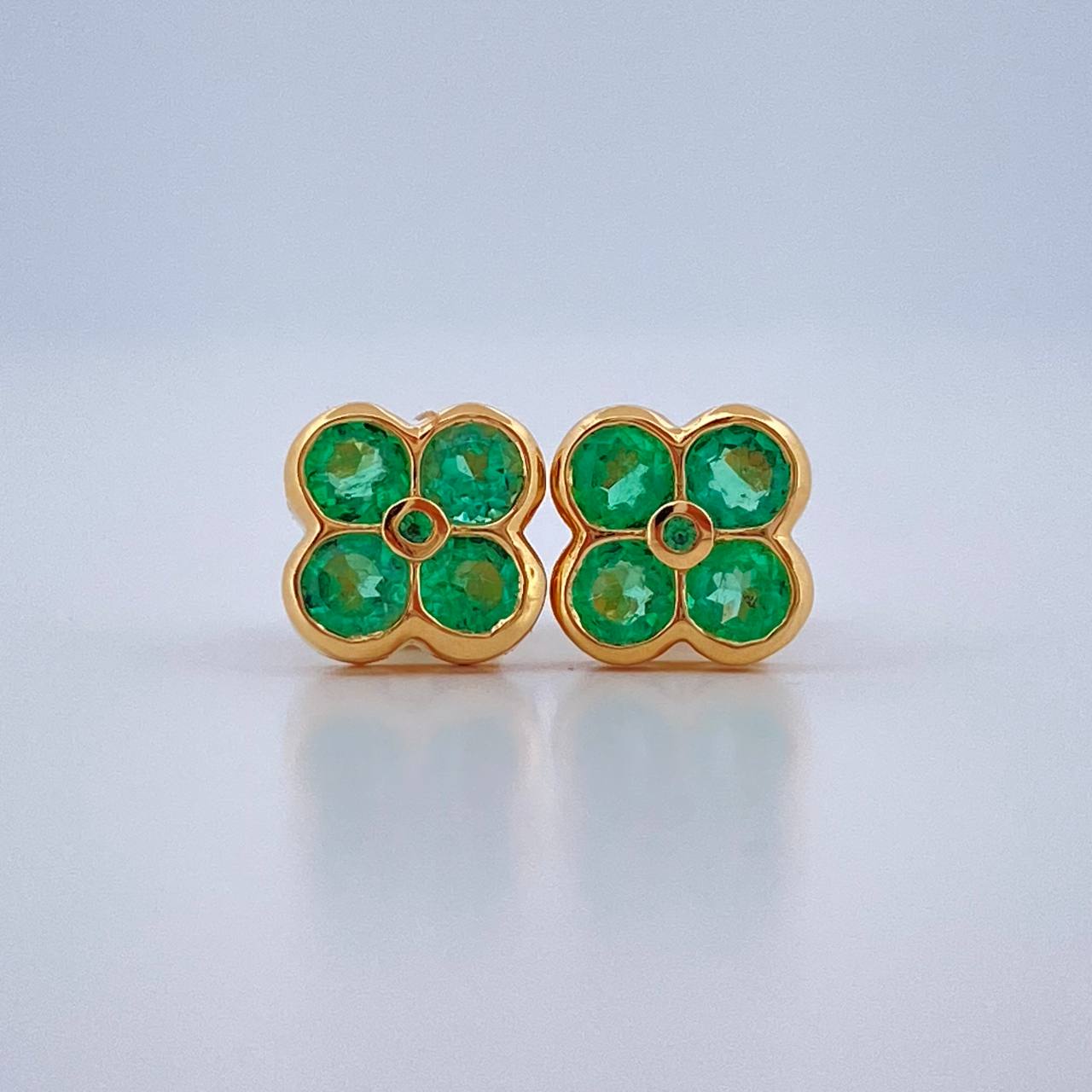 Topos Trebol Esmeralda 2.1gr / Oro Amarillo 18K &