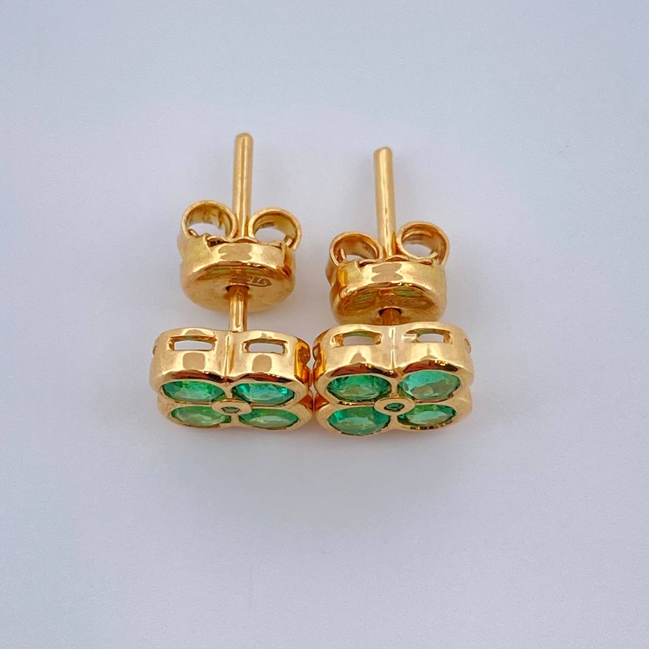 Topos Trebol Esmeralda 2.1gr / Oro Amarillo 18K &