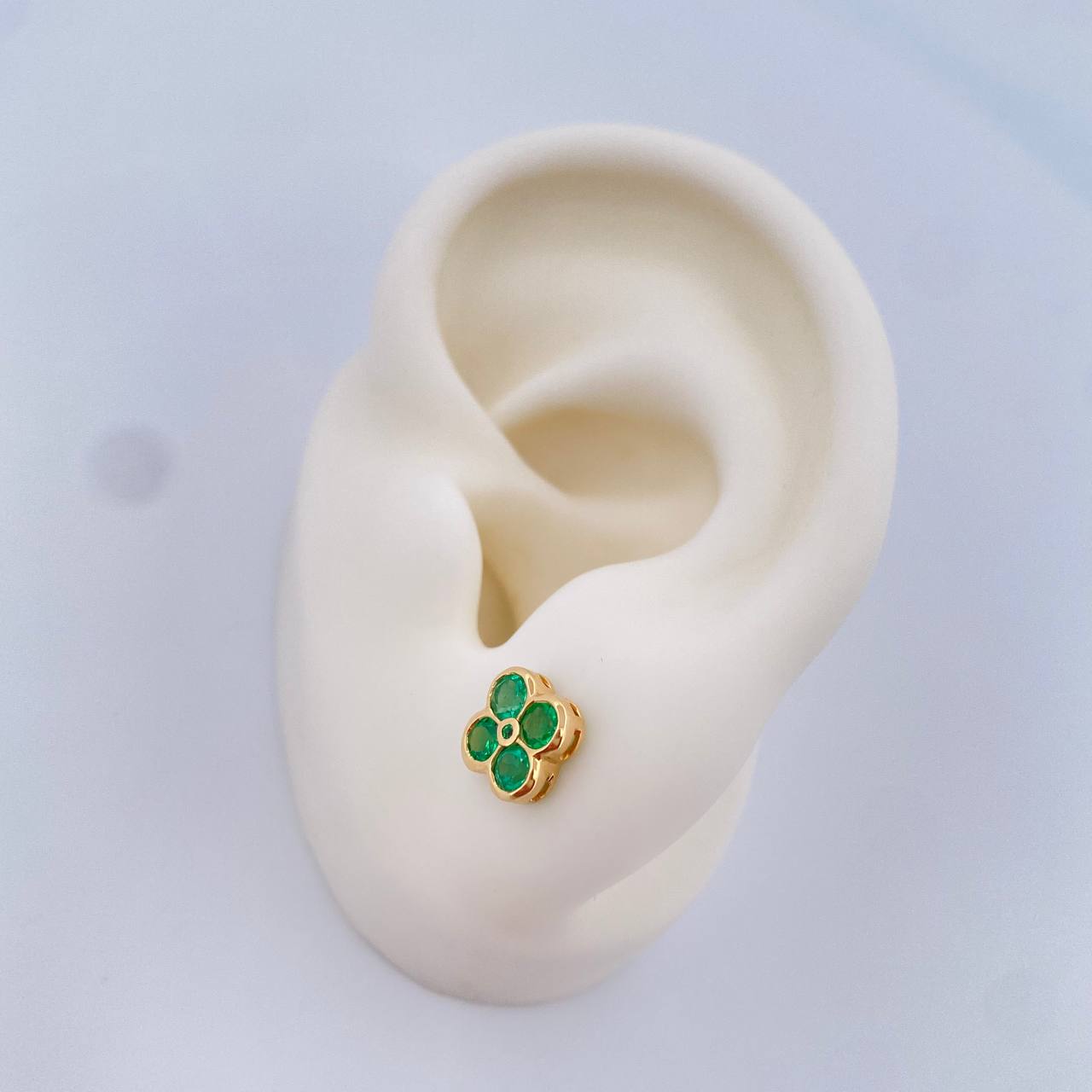 Topos Trebol Esmeralda 2.1gr / Oro Amarillo 18K &
