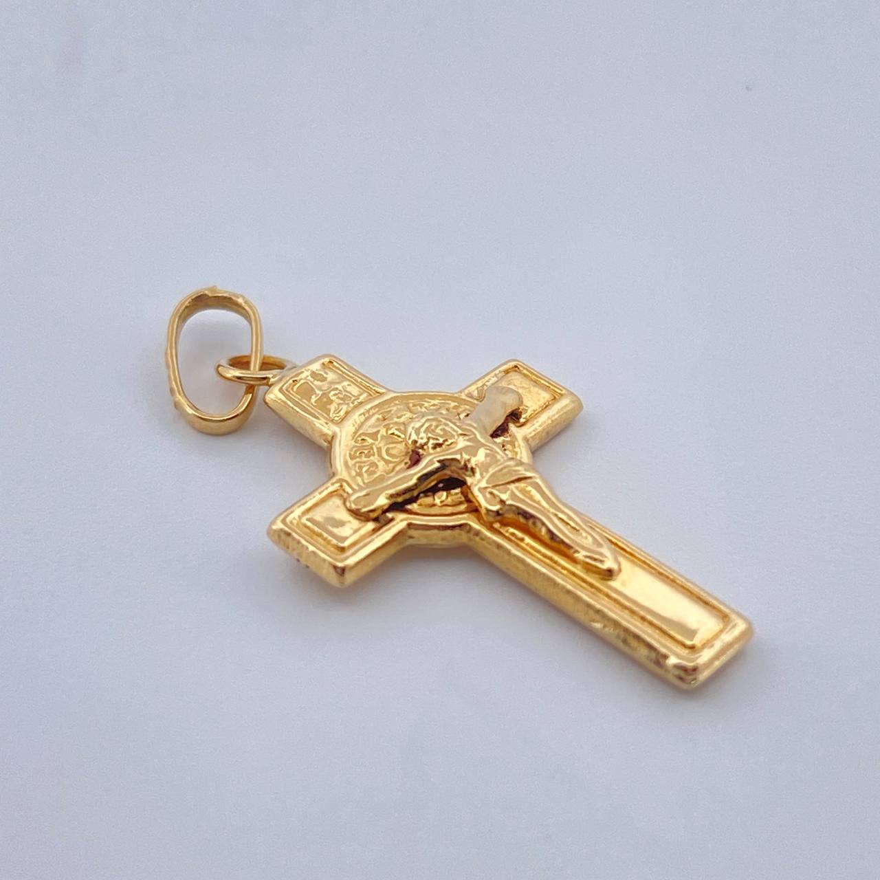 Dije Cruz San Benito 0.65gr / Oro Amarillo 18K &