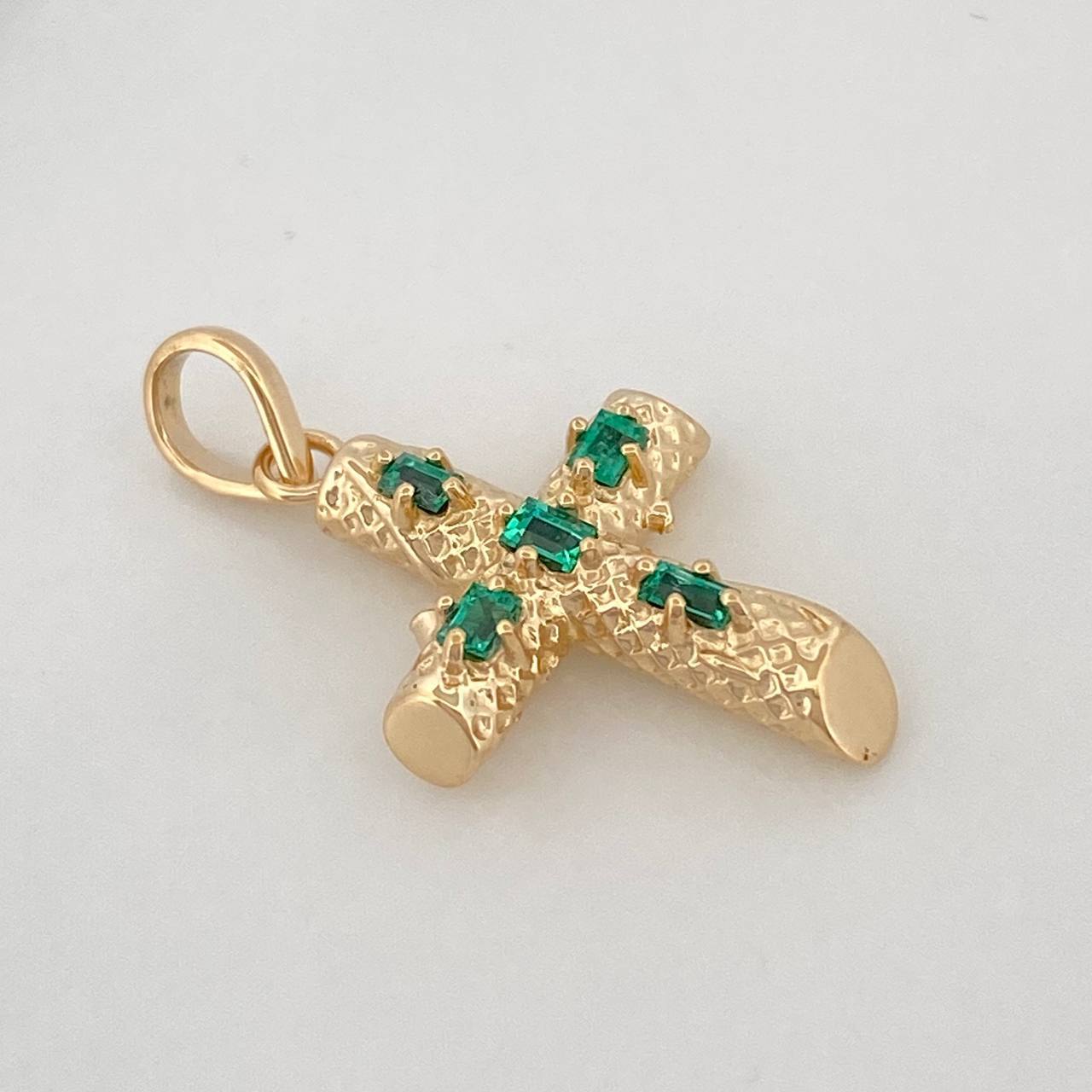 Dije Cruz Tronco Esmeraldas 26Pts 1.75 g / 1 in Oro Amarillo 18K