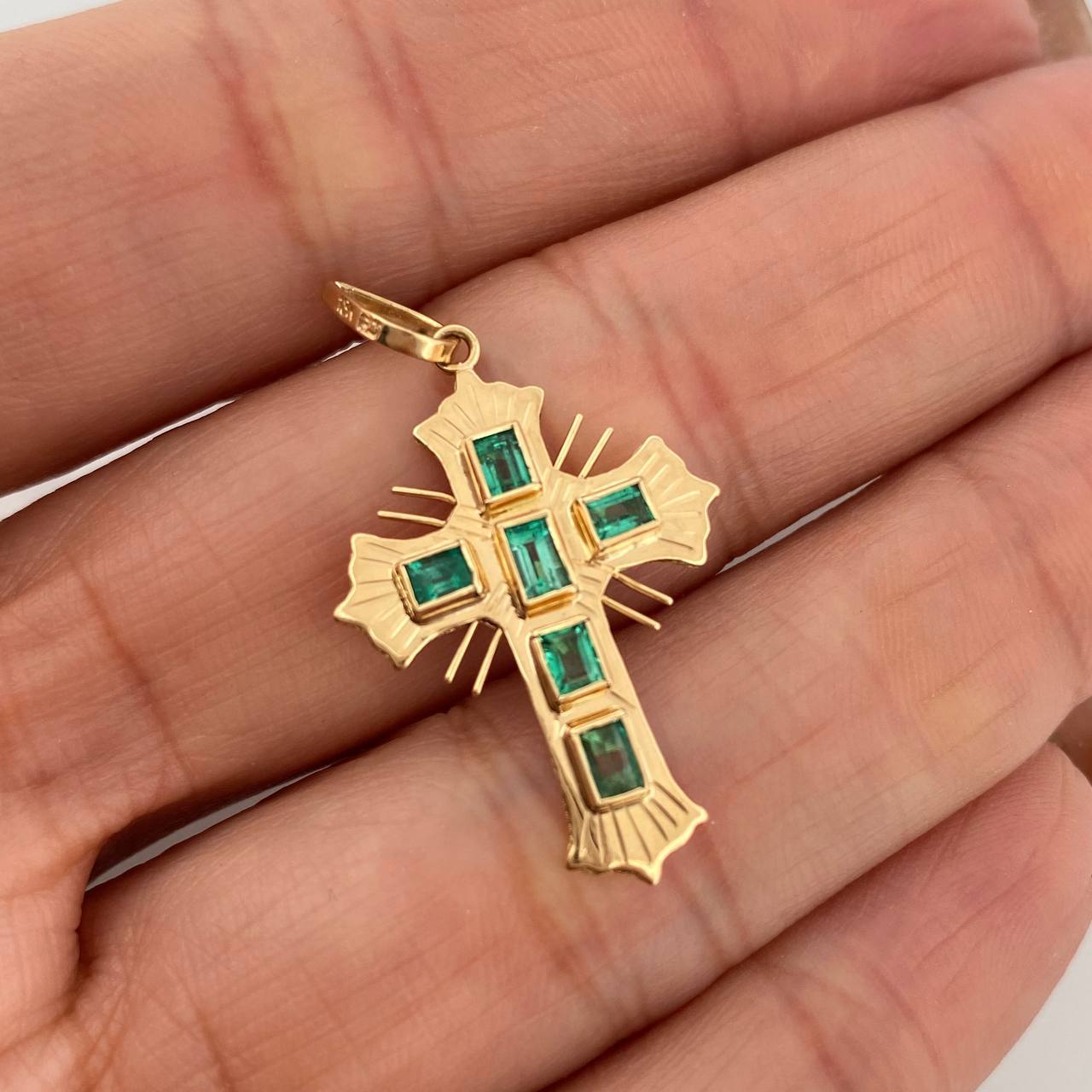 Pendant Flat Cross Emeralds 50Pts 1.8 g / 1 1/2 in Yellow Gold 18K