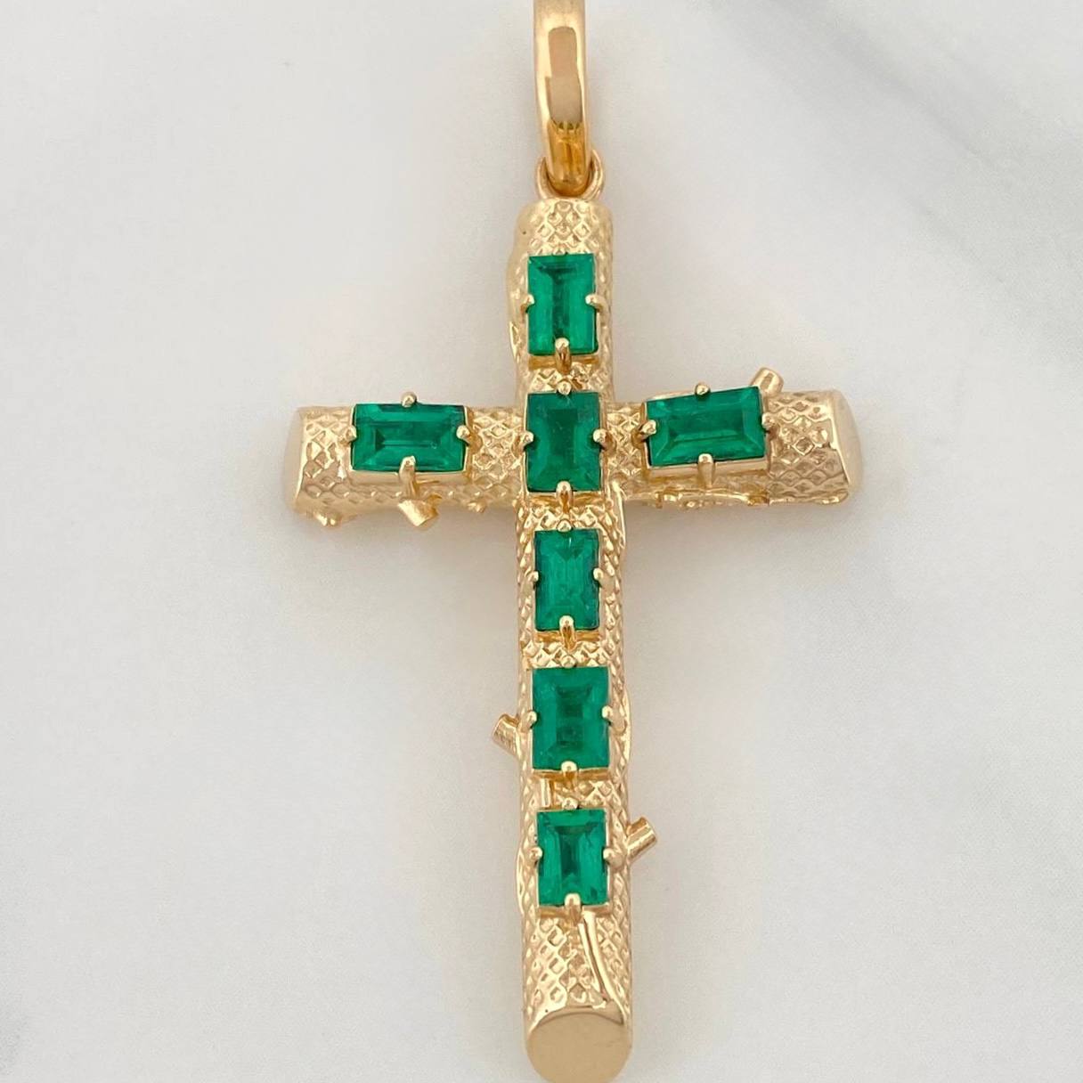 Pendant Cross Trunk Emeralds 1.22Qts 4.75 g / 1 3/4 in Yellow Gold 18K