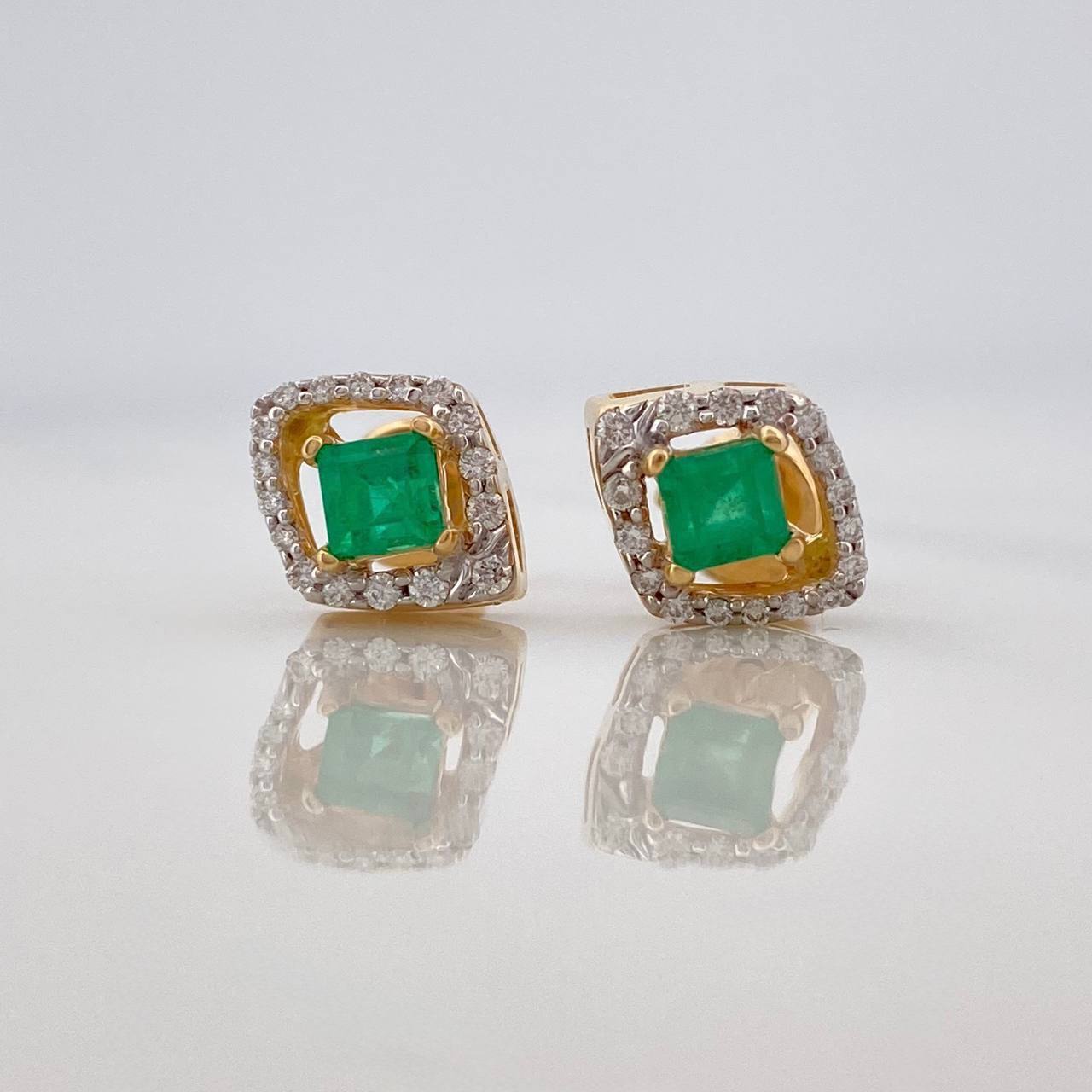 Stud Earrings Rhombus Emeralds 57Pts Diamonds 18Pts 3.1 g / in / 9 mm Two Golds Yellow White 18K