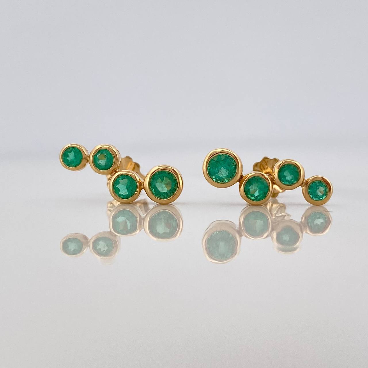 Stud Earrings Circles Emeralds 64Pts 2.25 g / in / 14 mm Yellow Gold 18K