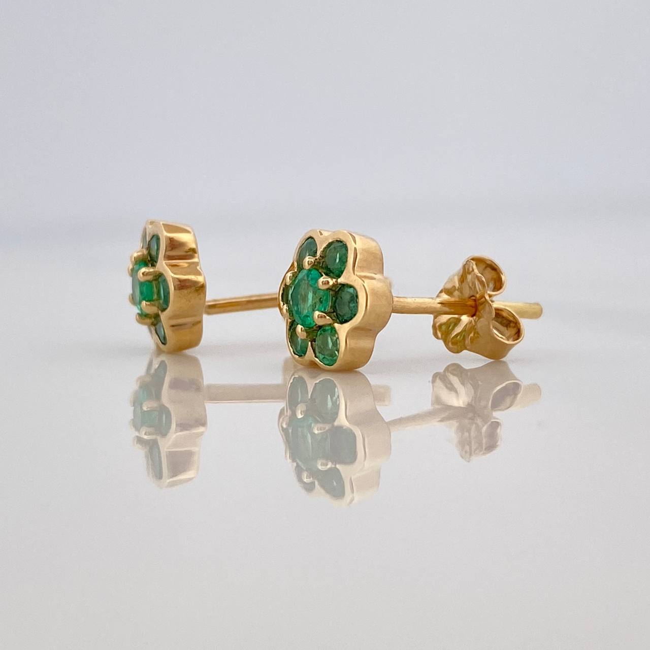 Stud Earrings Flower Emeralds 59Pts 1.9 g / in / 7.5 mm Yellow Gold 18K