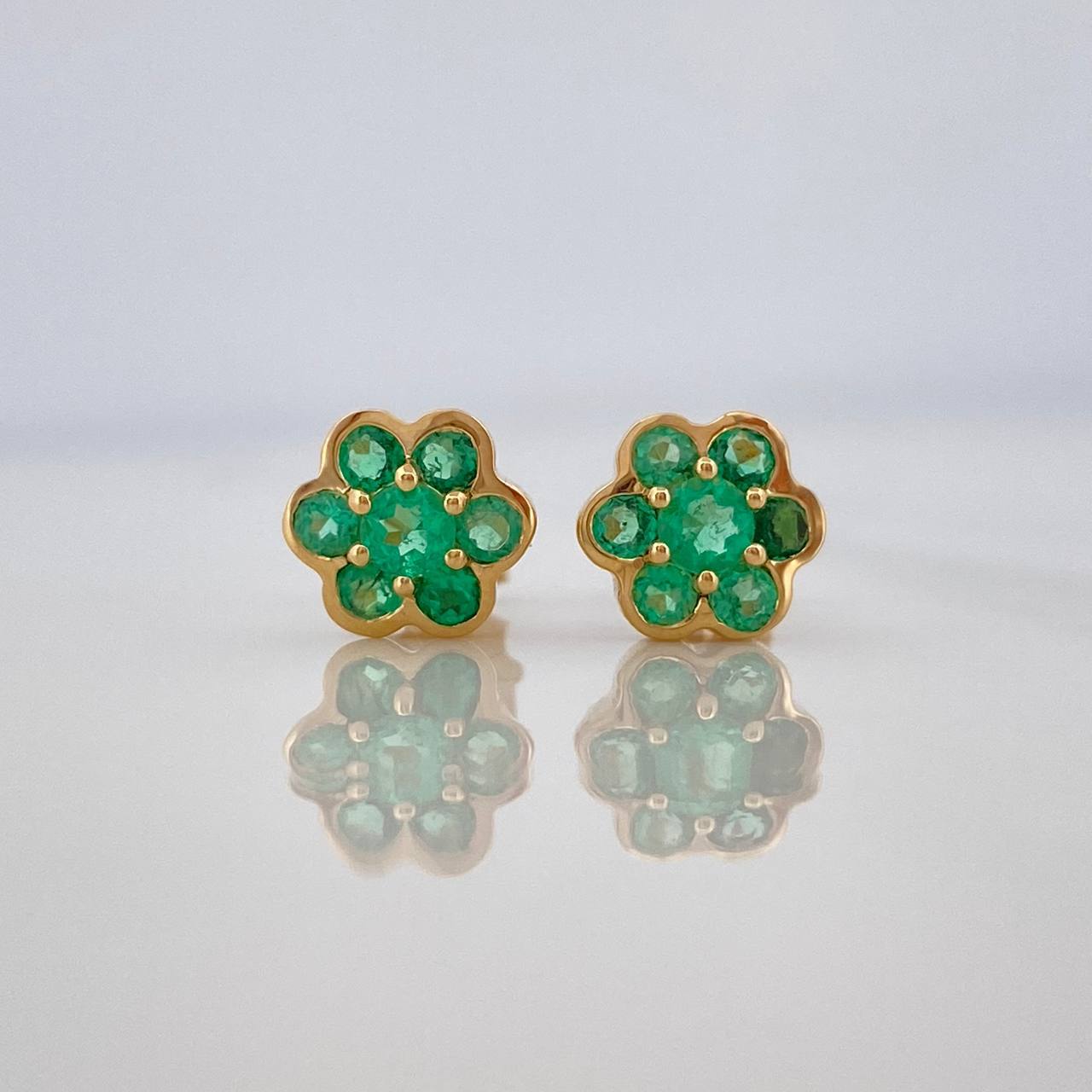 Stud Earrings Flower Emeralds 59Pts 1.9 g / in / 7.5 mm Yellow Gold 18K