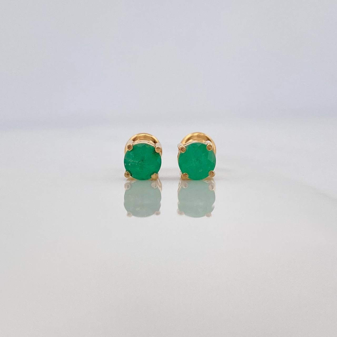 Topos Cuatro Garras Esmeraldas 64Pts 1.05 g / in / 3.8 mm Oro Amarillo 18K