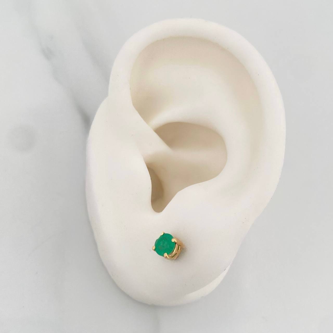 Topos Cuatro Garras Esmeraldas 64Pts 1.05 g / in / 3.8 mm Oro Amarillo 18K