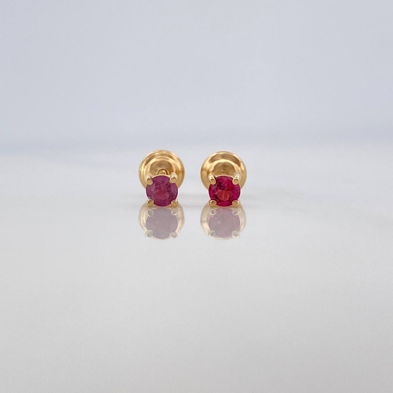Topos Cuatro Garras Rubies 28Pts 0.7 g / in / 2.55 mm Oro Amarillo 18K