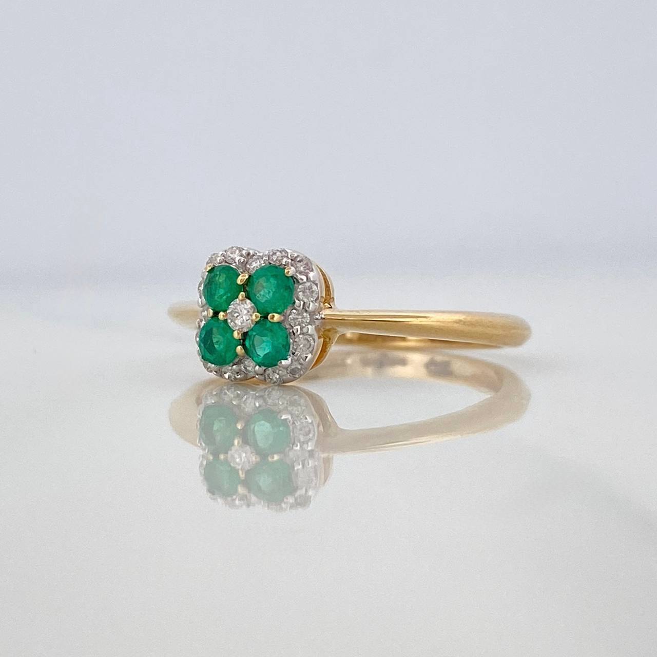 Anillo Esmeraldas 70Pts Diamantes 35Pts 2.1 g / T6 3/4  Dos Oros Amarillo Blanco 18K