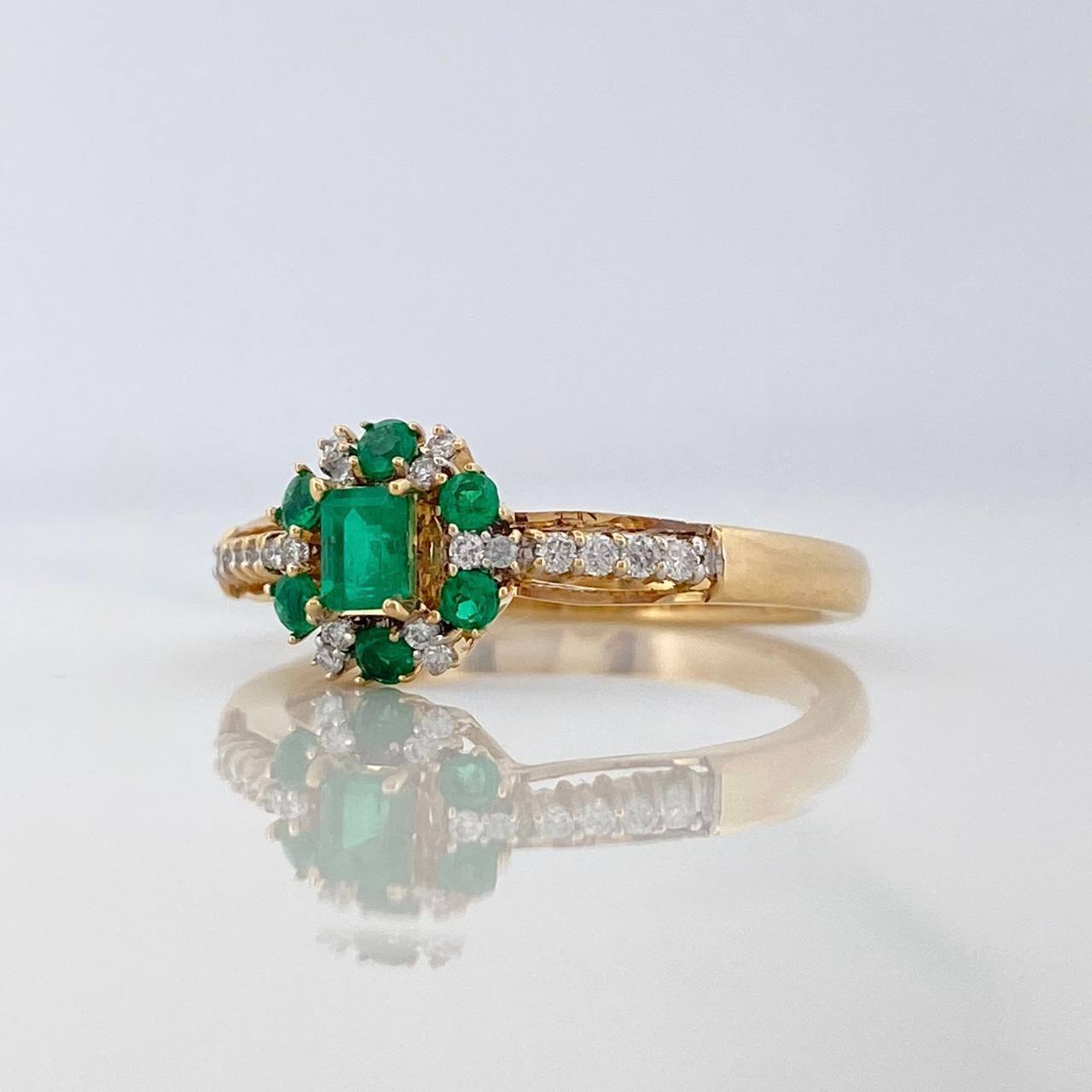 Emerald Flower Ring 80Pts Diamonds 118Qts 2.95 g / T7 Two-Tone Yellow White Gold 18K