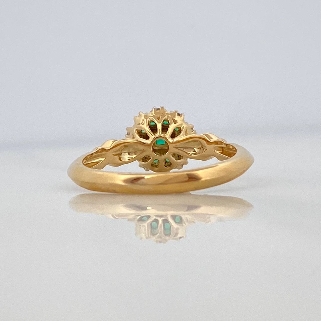 Anillo Flor Esmeraldas 28Pts Diamantes 05Pts 3.05 g / T6 Dos Oros Amarillo Blanco  18K