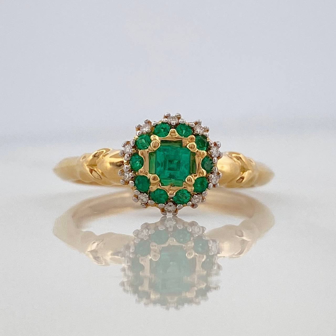 Anillo Flor Esmeraldas 28Pts Diamantes 05Pts 3.05 g / T6 Dos Oros Amarillo Blanco  18K