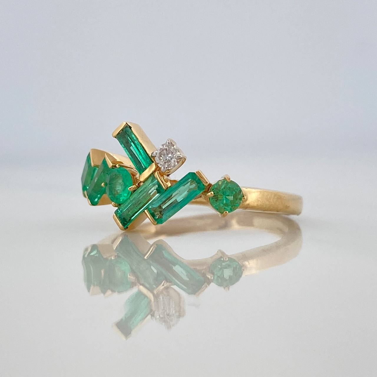 Anillo Figuras Esmeraldas 76Pts Diamante 04Pts 2.8 g / T6 Oro Amarillo 18K