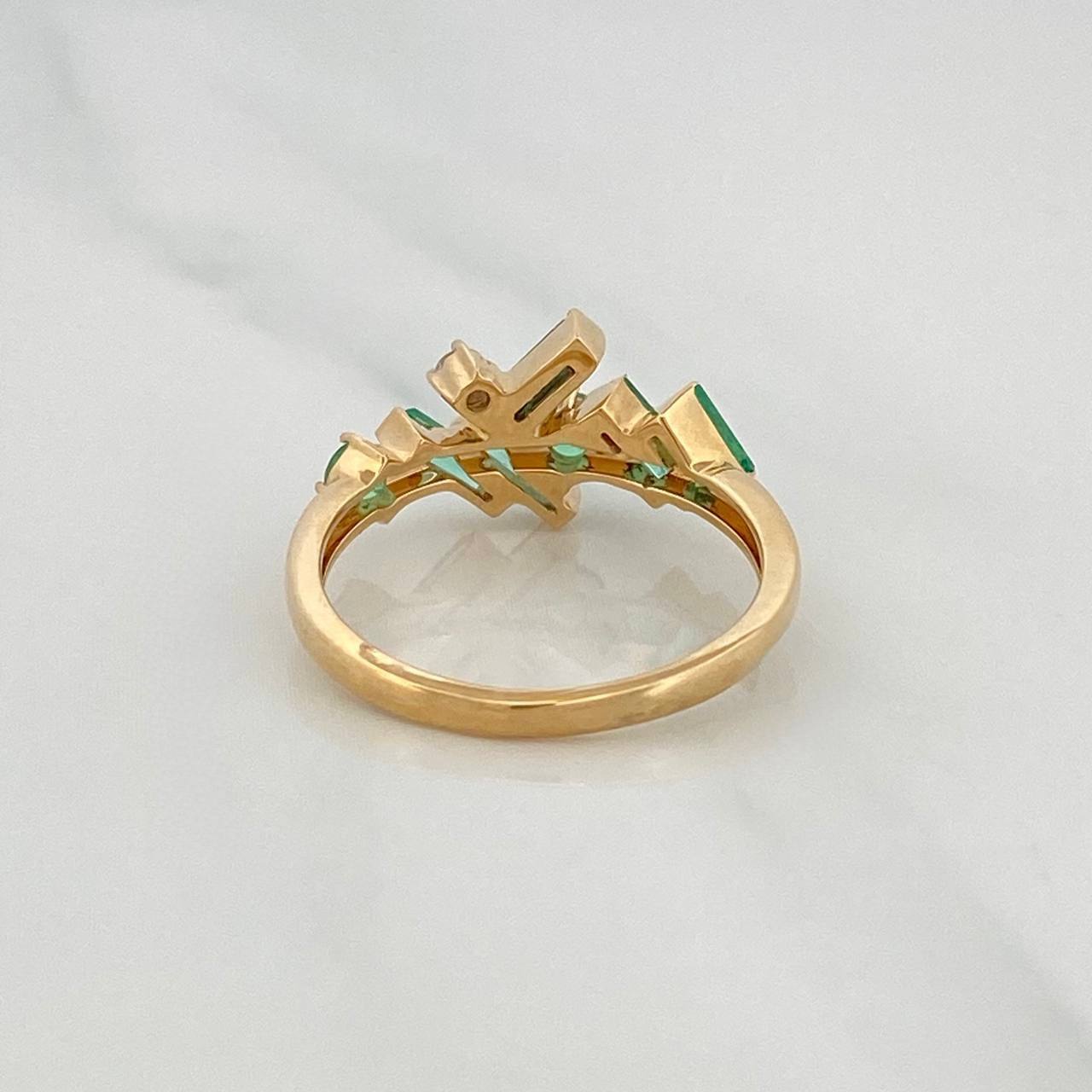 Anillo Figuras Esmeraldas 76Pts Diamante 04Pts 2.8 g / T6 Oro Amarillo 18K
