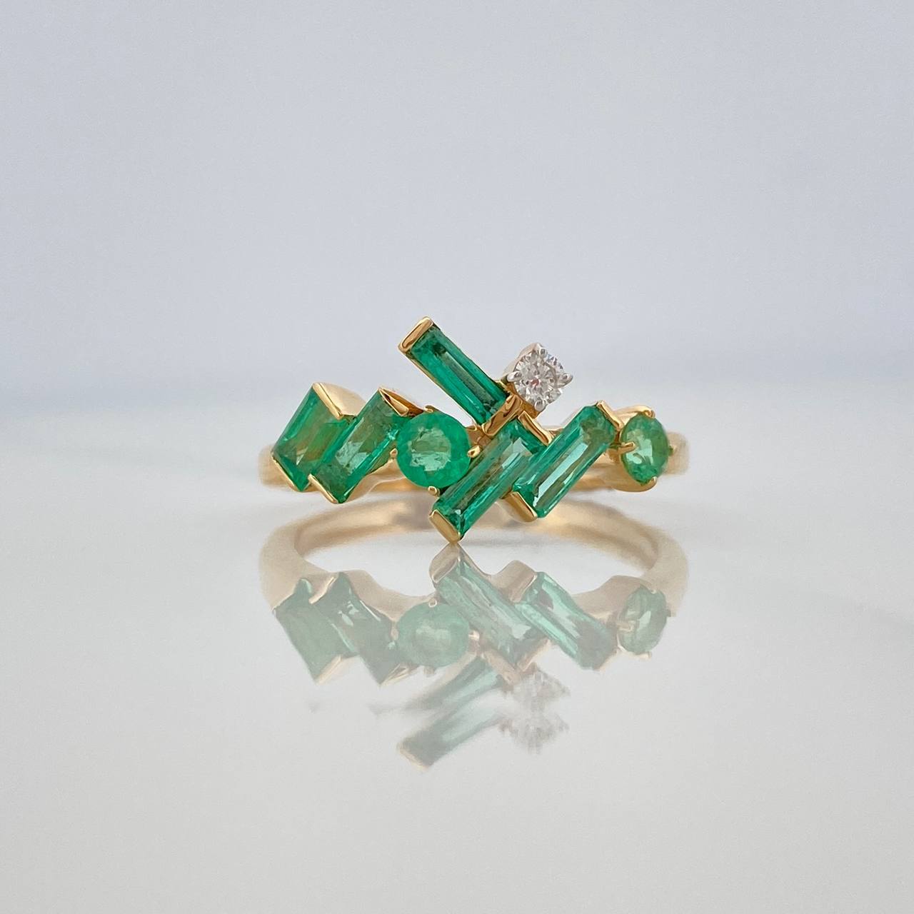 Anillo Figuras Esmeraldas 76Pts Diamante 04Pts 2.8 g / T6 Oro Amarillo 18K