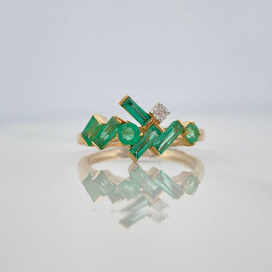 Emerald Figures Ring 76Pts Diamond 04Pts 2.8 g / T6 18K Yellow Gold