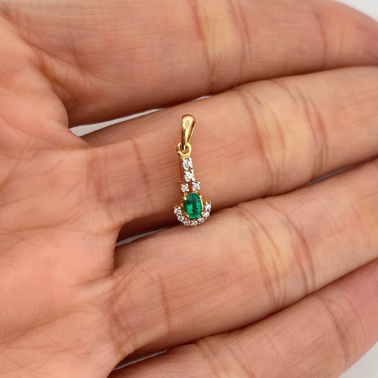 Dije Llave Esmeralda 11Pts Diamantes 07Pts 0.8 g / 3/4 in  Dos Oros Amarillo Blanco 18K